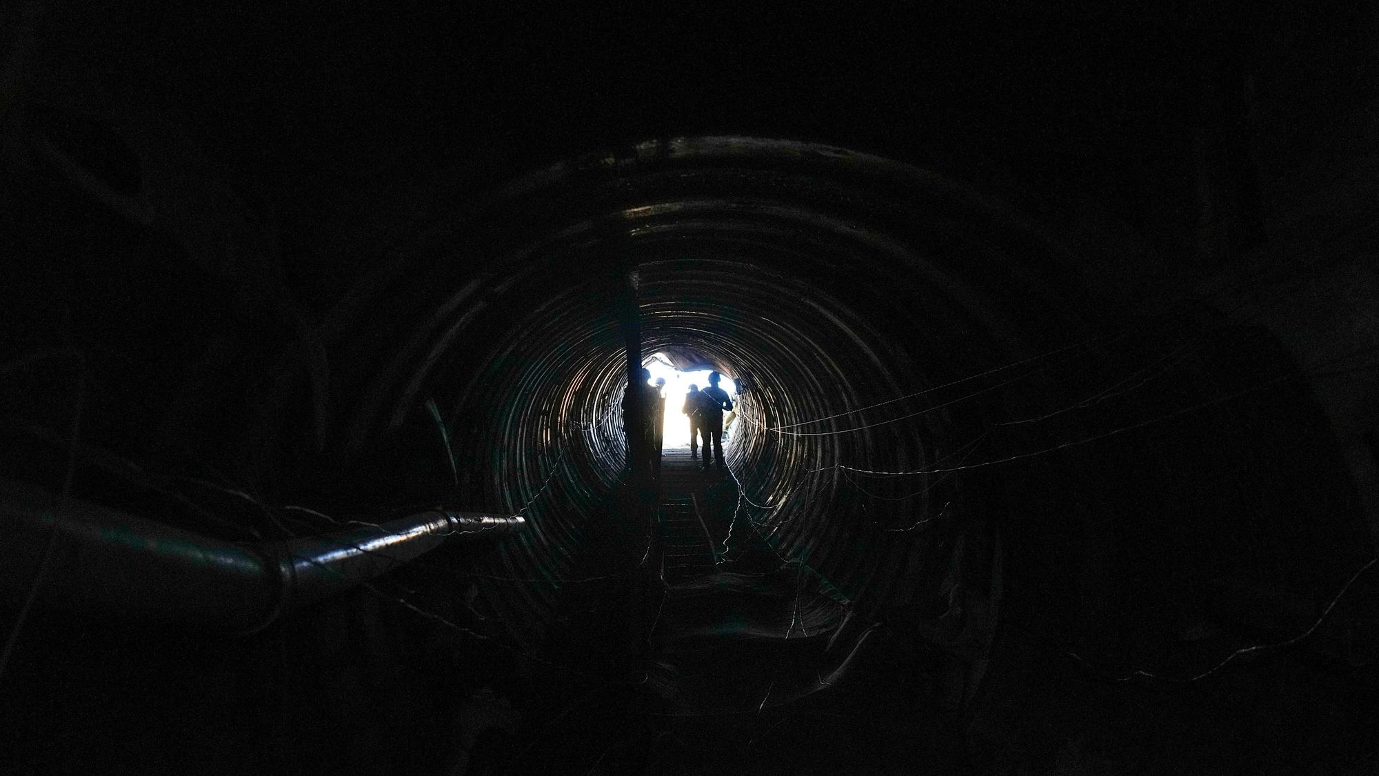 Palästinensische Gebiete, Gaza: Israelische Soldaten durchsuchen einen Tunnel, der nach Angaben des Militärs von militanten Hamas-Kämpfern für den Angriff auf den Grenzübergang Erez im nördlichen Gazastreifen genutzt wurde.