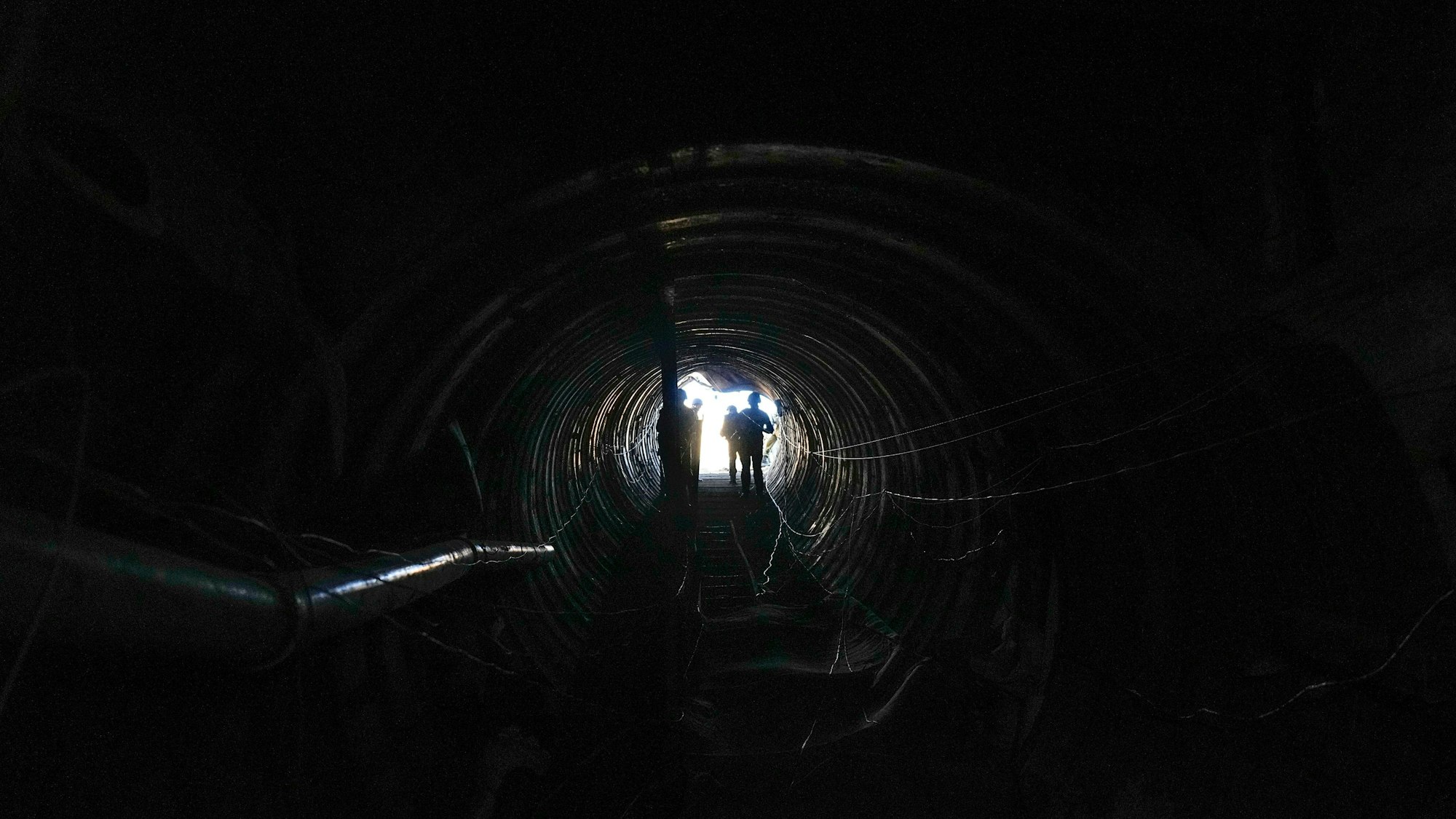 Palästinensische Gebiete, Gaza: Israelische Soldaten durchsuchen einen Tunnel, der nach Angaben des Militärs von militanten Hamas-Kämpfern für den Angriff auf den Grenzübergang Erez im nördlichen Gazastreifen genutzt wurde.