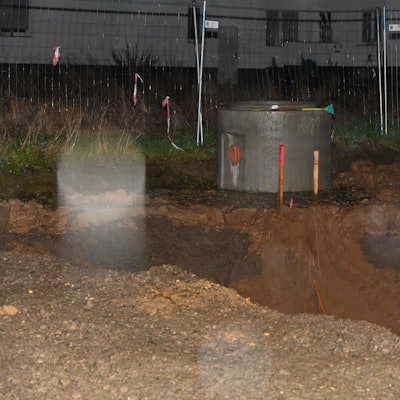 Das Bild zeigt ein Erdloch, in dem die Bombe gefunden wurde.