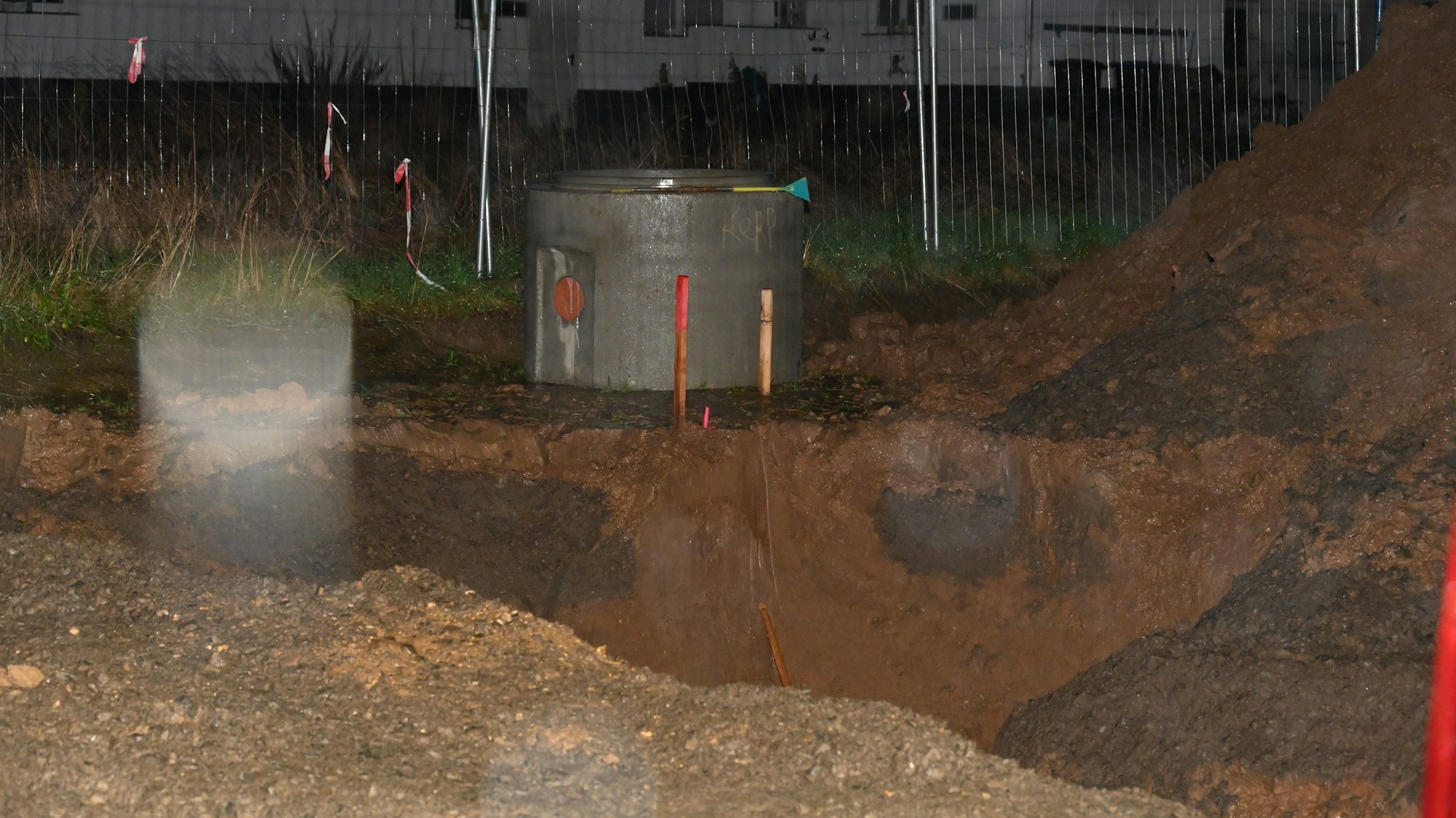 Das Bild zeigt ein Erdloch, in dem die Bombe gefunden wurde.