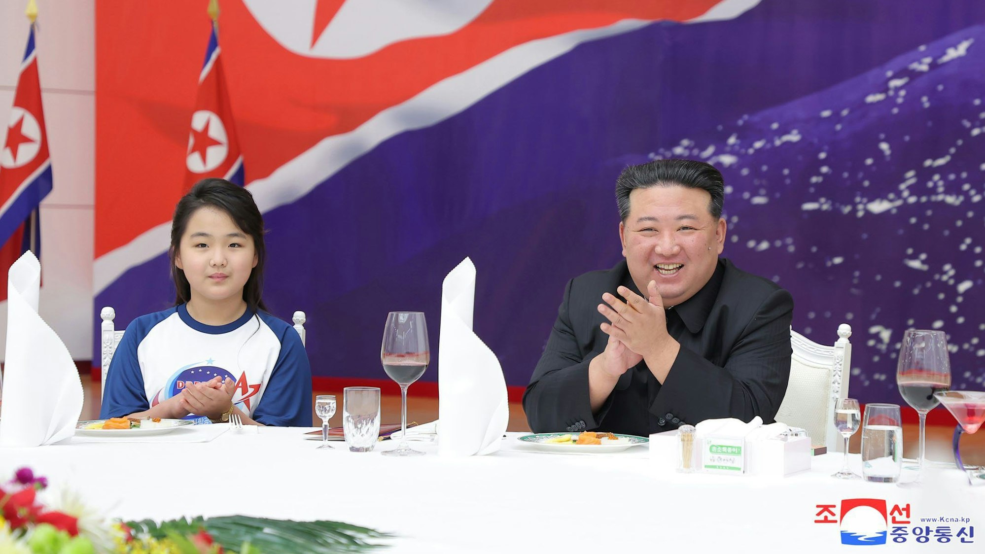 Kim Jong-un, Machthaber von Nordkorea, neben seiner Tochter Ju Ae (l) bei einem Empfang im Mokran-Haus, um den nach eigenen Angaben erfolgreichen Start eines militärischen Aufklärungssatelliten zu feiern.