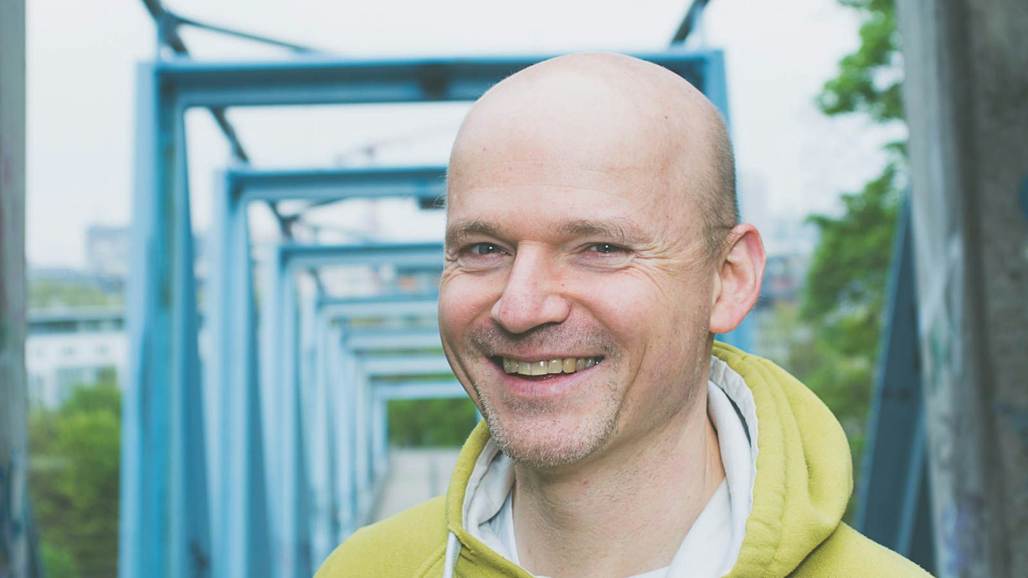 Armin Nagel schaut in die Kamera und lacht.