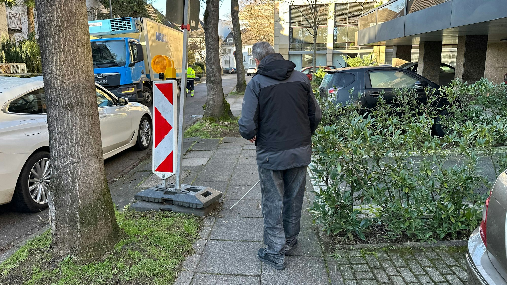 Günther Heger tastet mit seinem Blindenstock den Weg. Er hört ein Auto, das nah an ihn heranfährt, ein plötzlich aufgebautes Baustellenschuld erkennt er sicher.