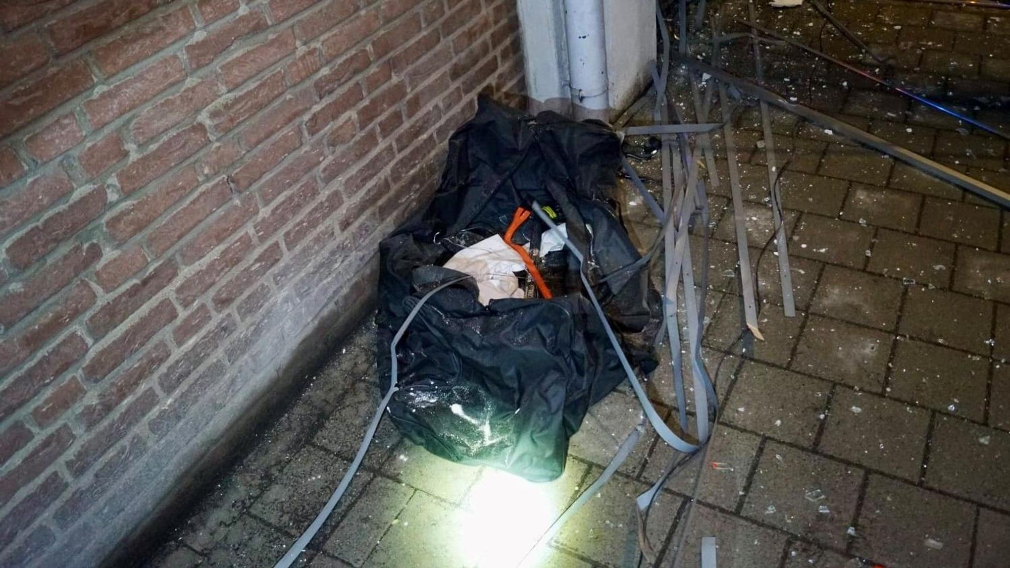 Das Bild zeigt die Tasche. Aus ihr verlaufen Kabel in Richtung der Schalterhalle.