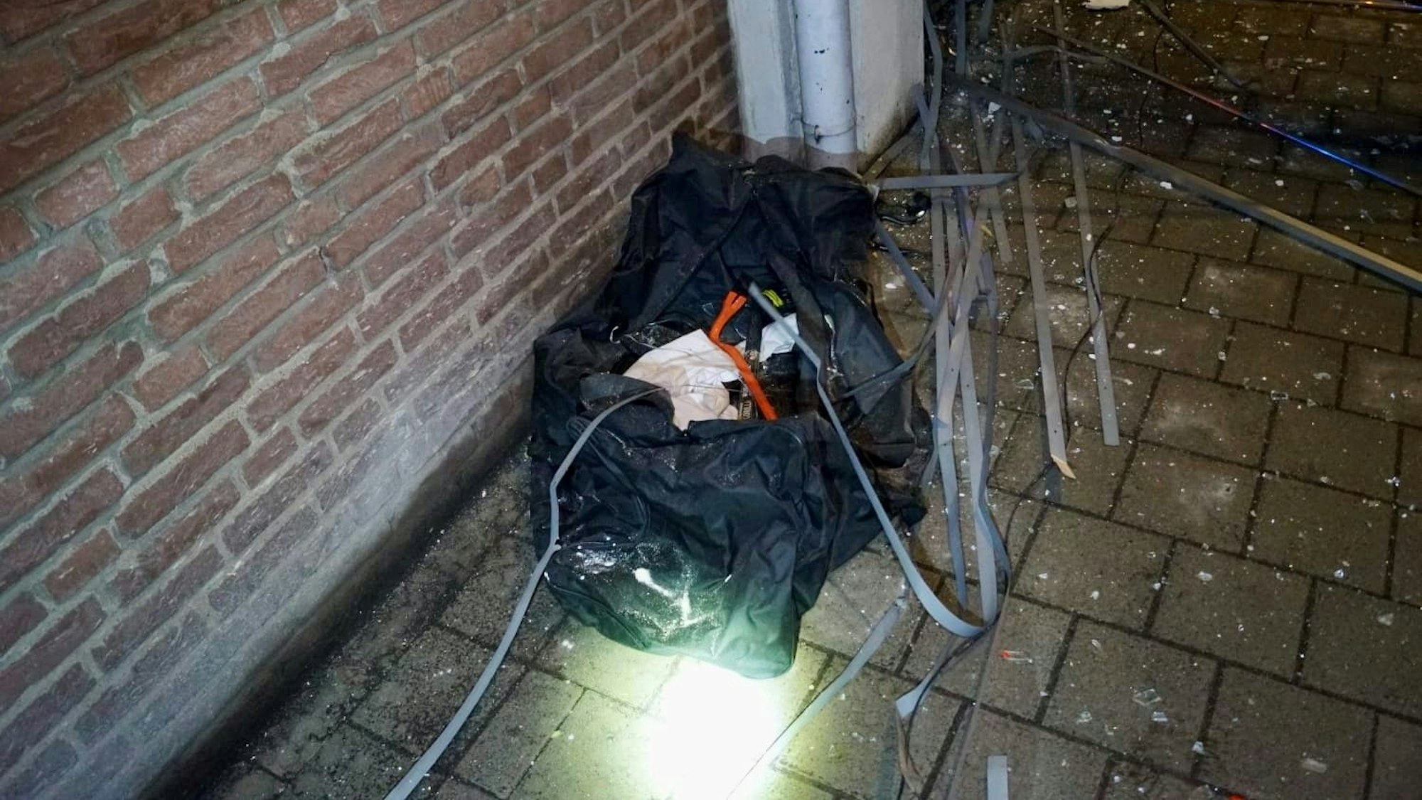 Das Bild zeigt die Tasche. Aus ihr verlaufen Kabel in Richtung der Schalterhalle.