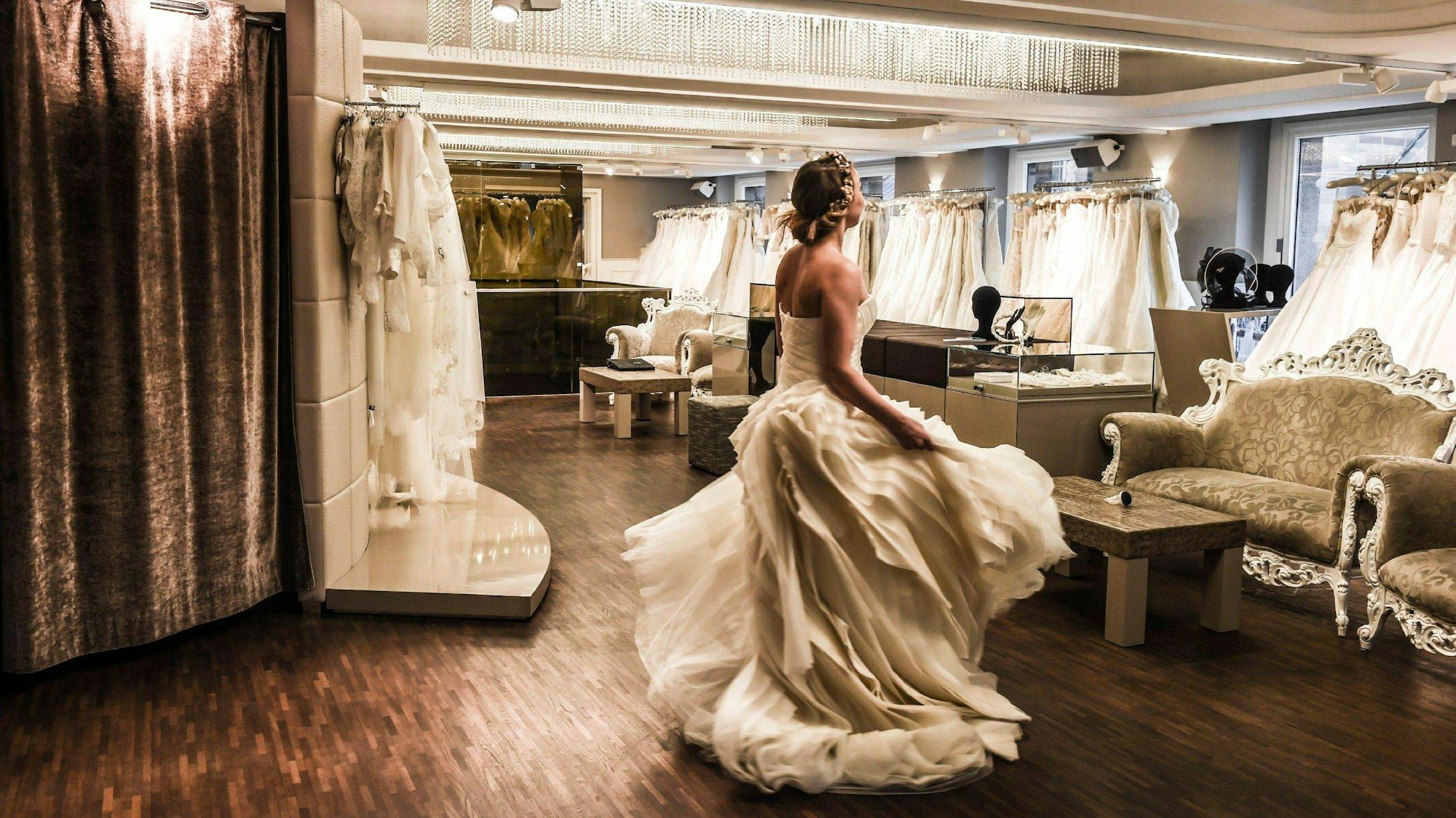 Eine Braut dreht sich im Hochzeitskleid.