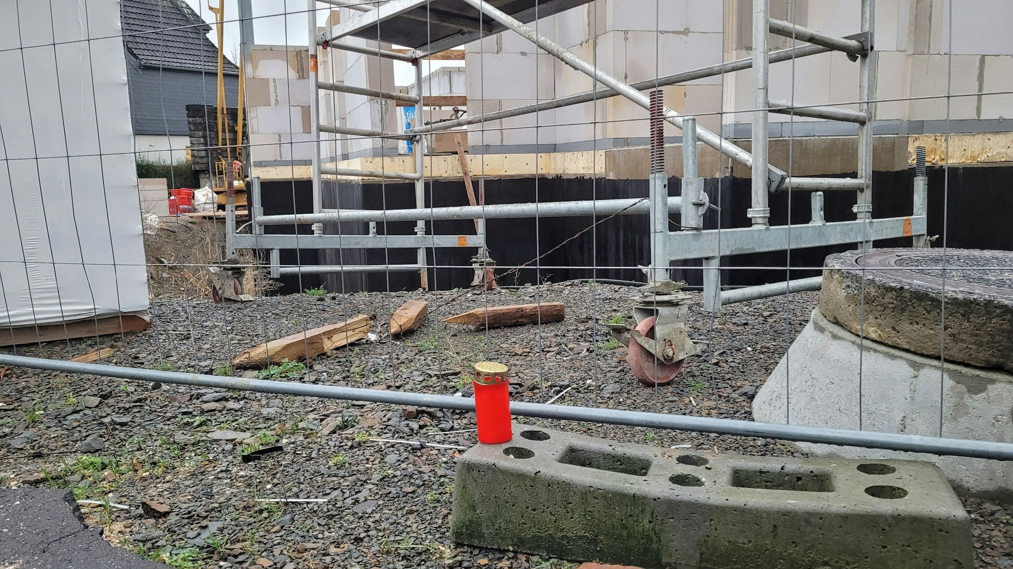 Das Foto zeigt eine Kerze, die jemand auf der Baustelle in Kürten-Biesfeld aufgestellt hat.