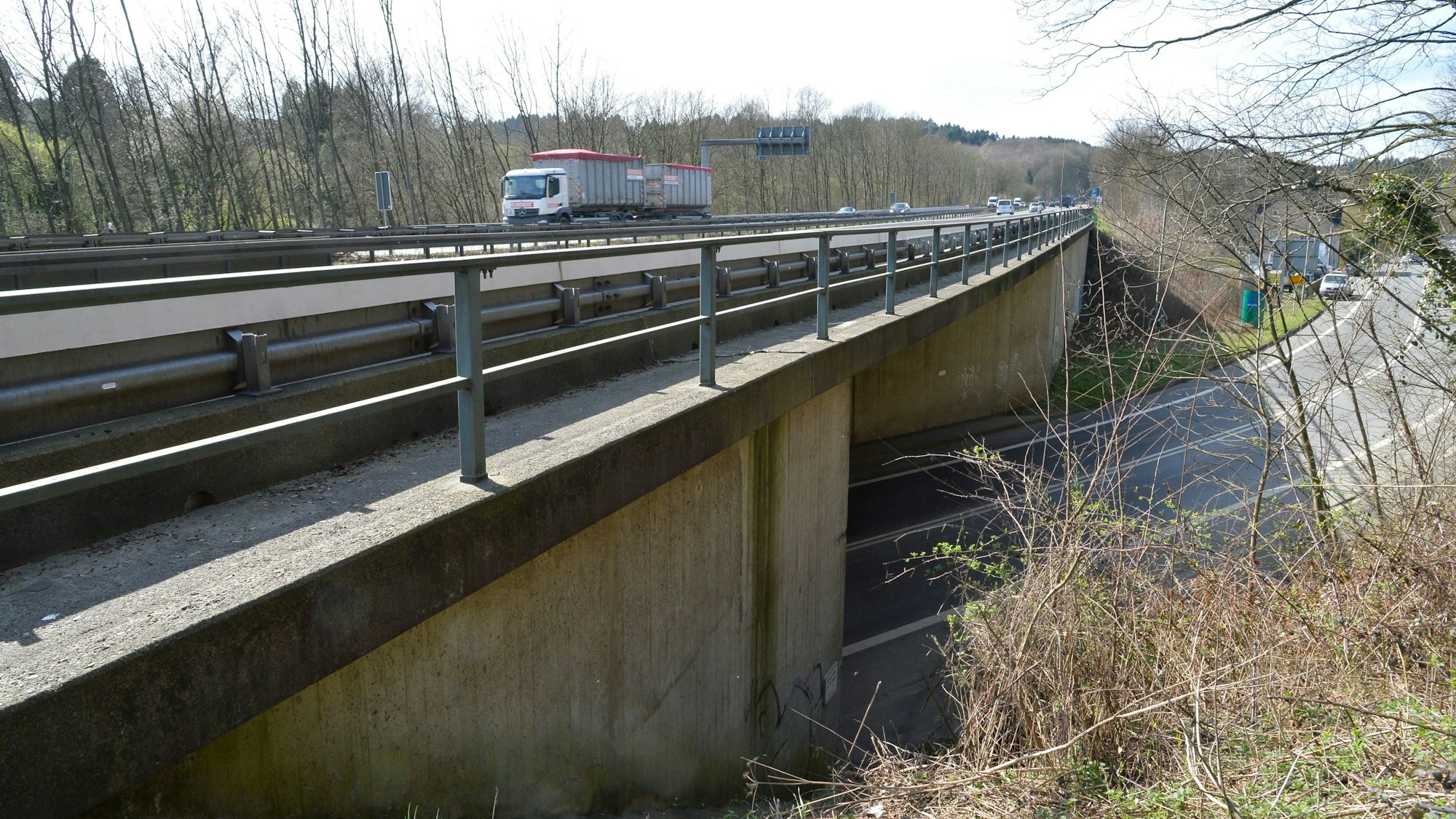 Ein Lkw fährt über die A4-Brücke bei Untereschbach.