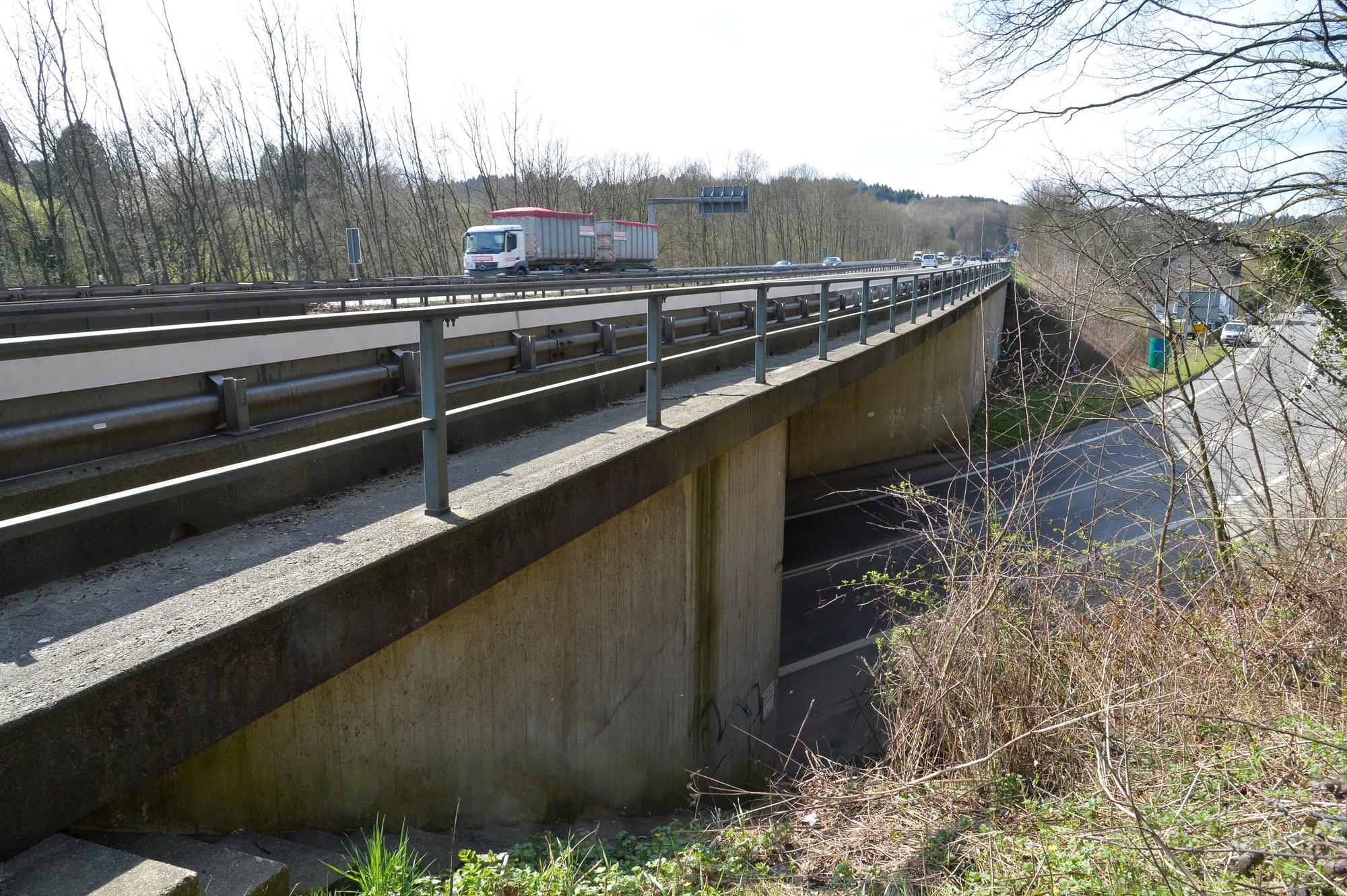 Die Autobahnbrücke führt über die Landstraße von Bensberg nach Overath.