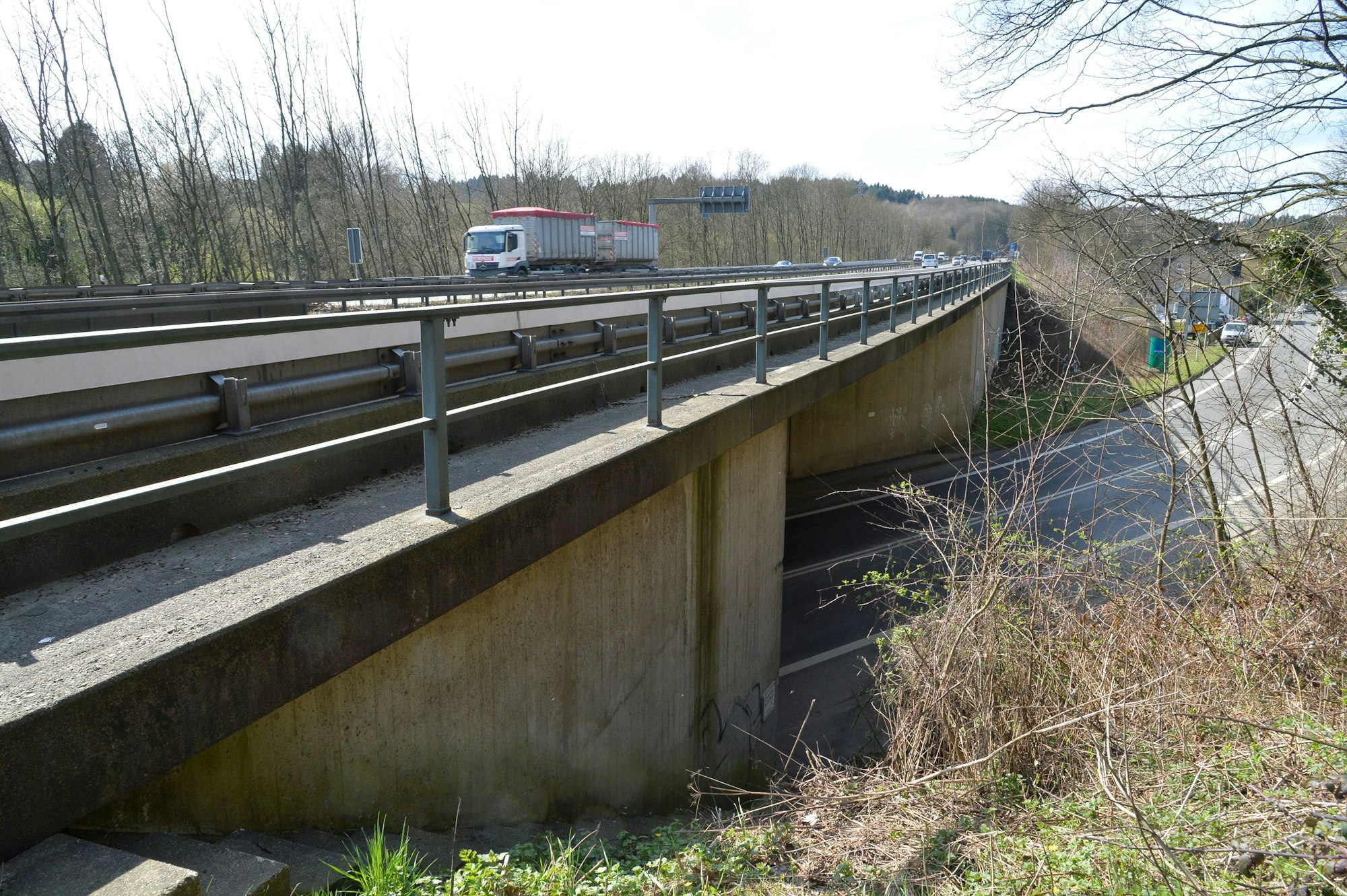 Die Autobahnbrücke führt über die Landstraße von Bensberg nach Overath.