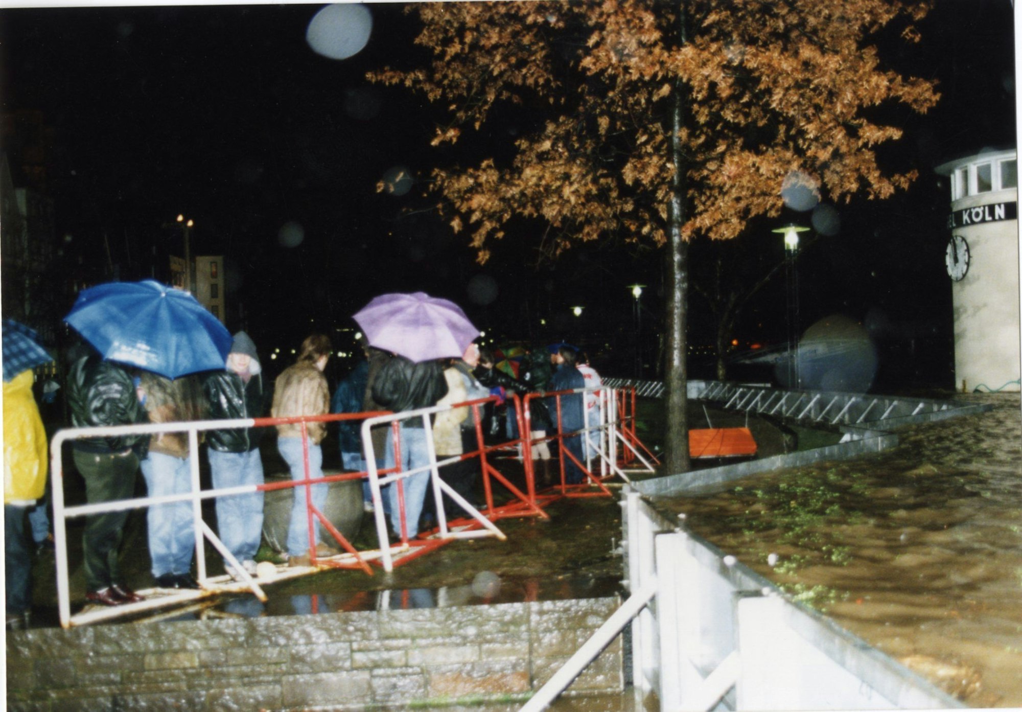 Schaulustige an den Hochwasserschutzwänden am Pegel