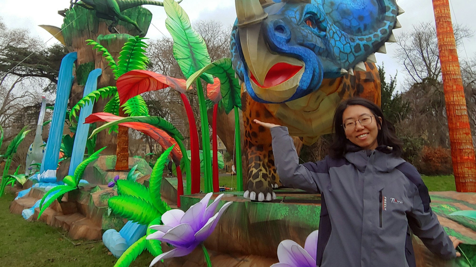 Frau vor einer großen Dinosaurier-Statue