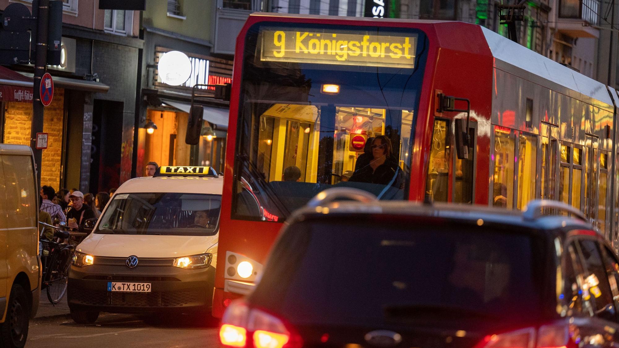 Auf der Zülpicherstraße fahren Autos und die Stadtbahn 9.
