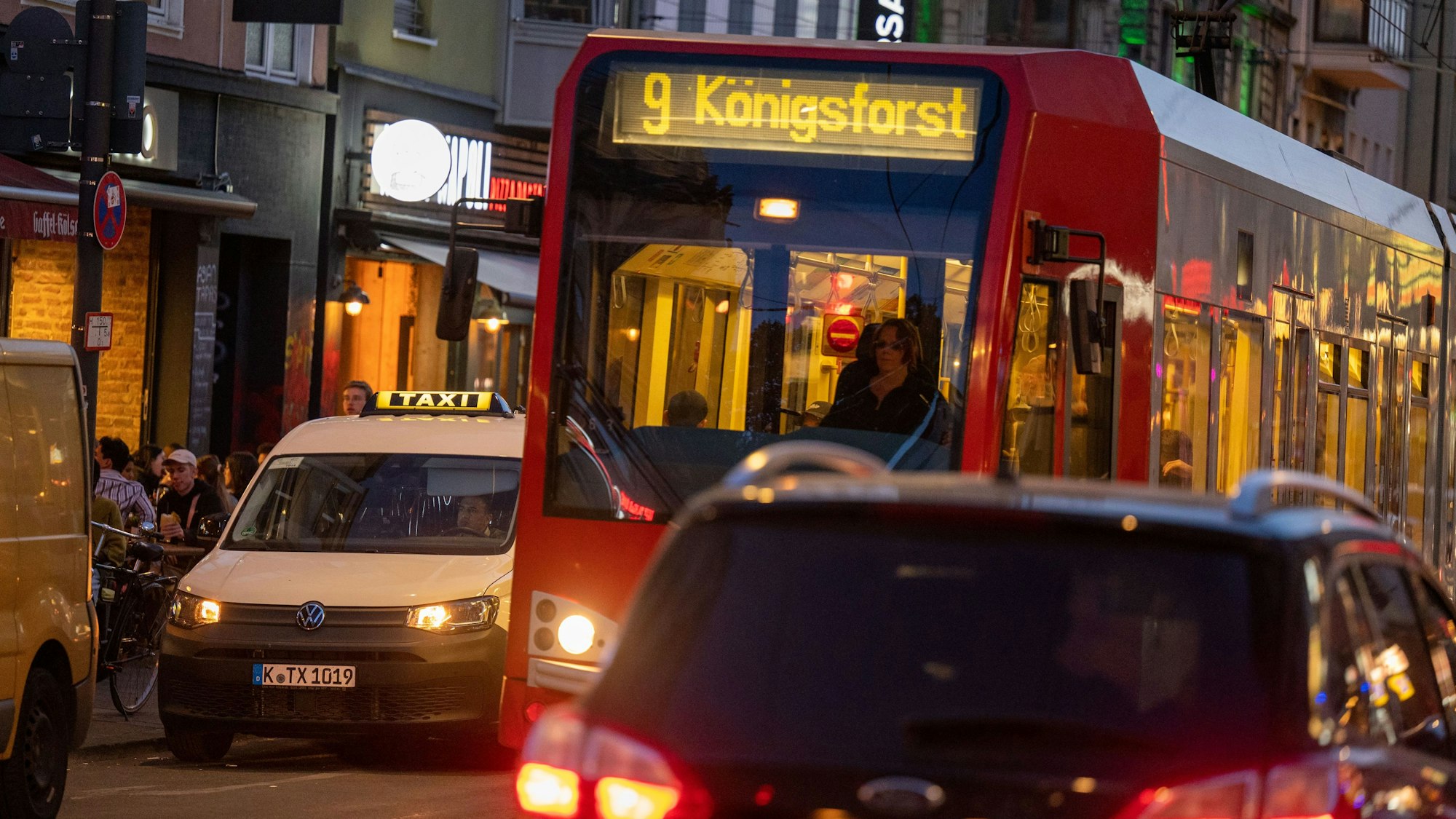 Auf der Zülpicherstraße fahren Autos und die Stadtbahn 9.