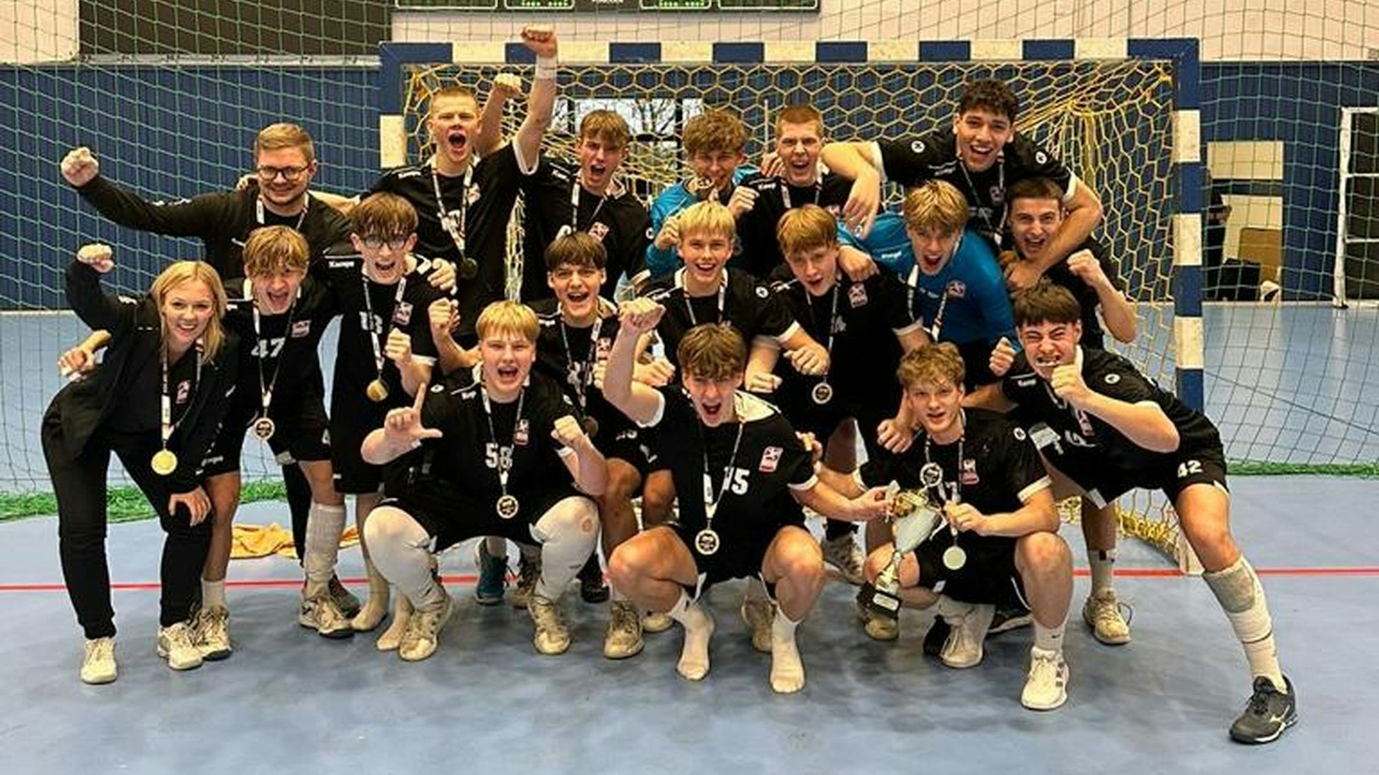 Die Mannschaft der B-Jugend jubelt in die Kamera.