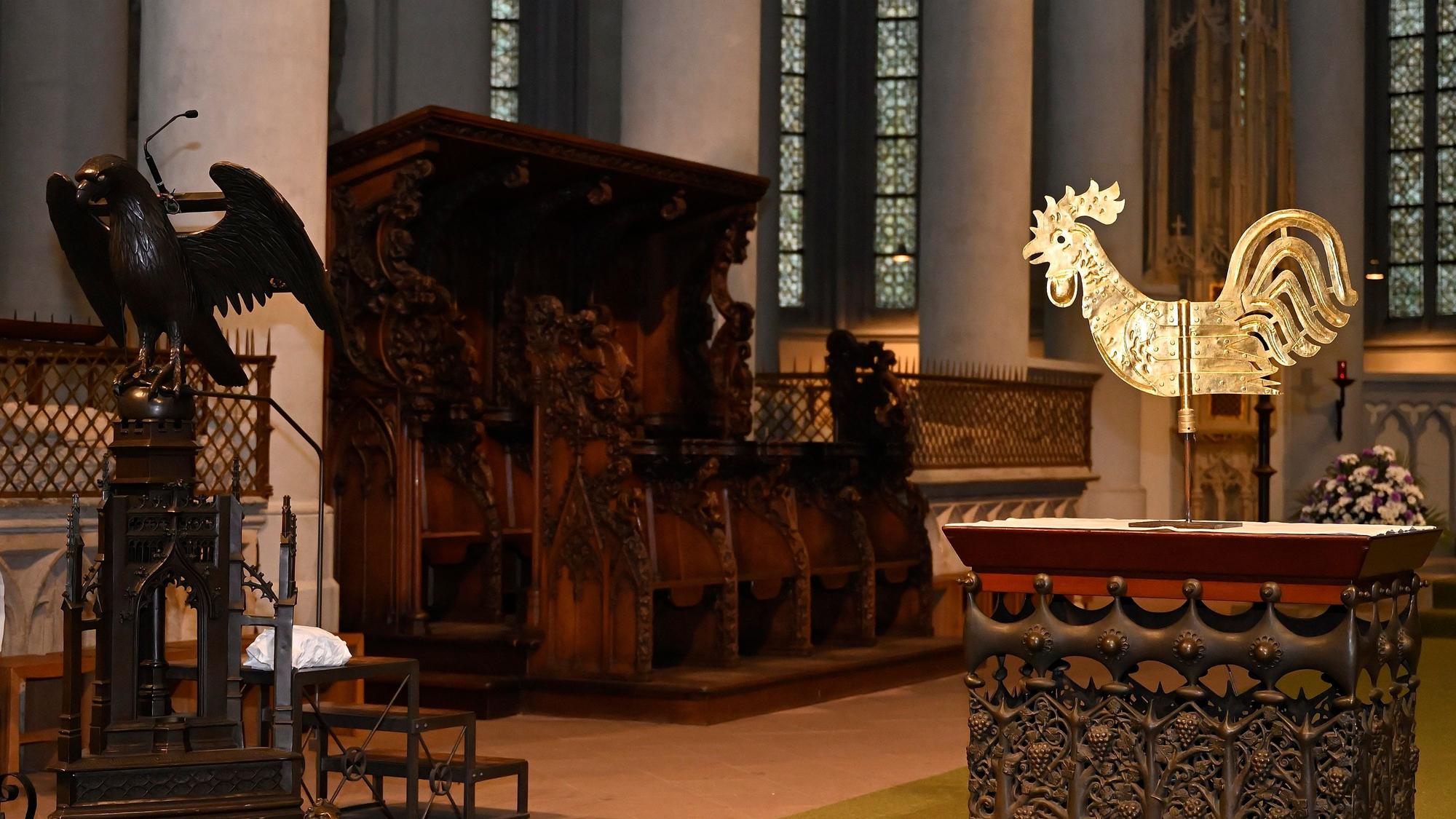 Odenthal-Altenberg. Vergoldeter Wetterhahn für den Altenberger Dom, vor der Installation