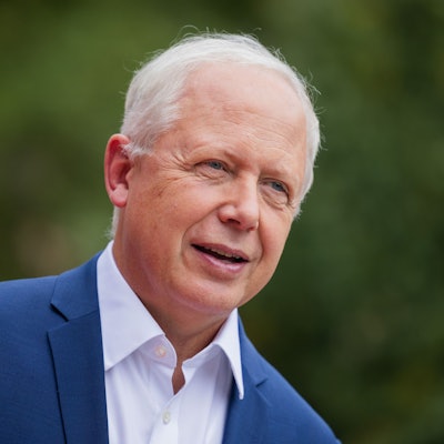 Tom Buhrow, Intendant des Westdeutschen Rundfunks, schaut an der Kamera vorbei.