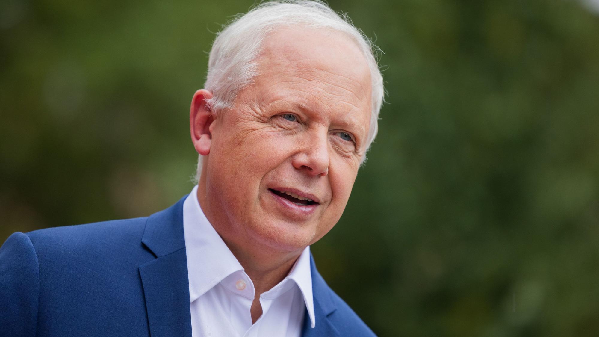 Tom Buhrow, Intendant des Westdeutschen Rundfunks, schaut an der Kamera vorbei.