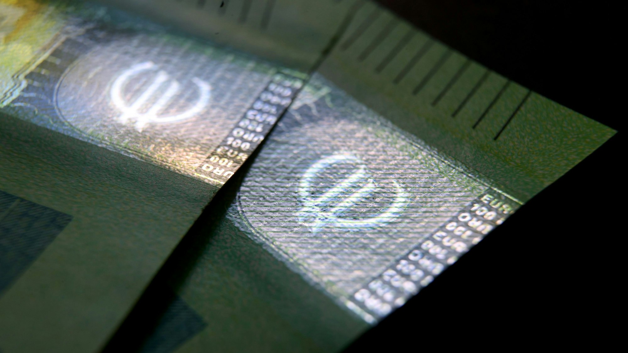 ARCHIV - 27.05.2021, Bayern, Augsburg: 100 Euro Banknoten liegen auf einem Tisch.