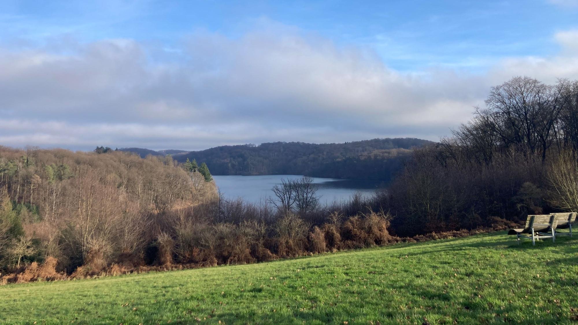 Wahnbachtalsperre im Winter am Bergischen Weg.