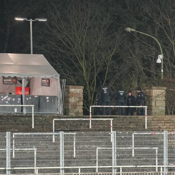 Polizisten stehen am Stadion Rote Erde in Dortmund, wo die Partie zwischen BVB II und Preußen Münster aus Sicherheitsbedenken abgesagt wurde.