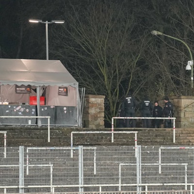 Polizisten stehen am Stadion Rote Erde in Dortmund, wo die Partie zwischen BVB II und Preußen Münster aus Sicherheitsbedenken abgesagt wurde.