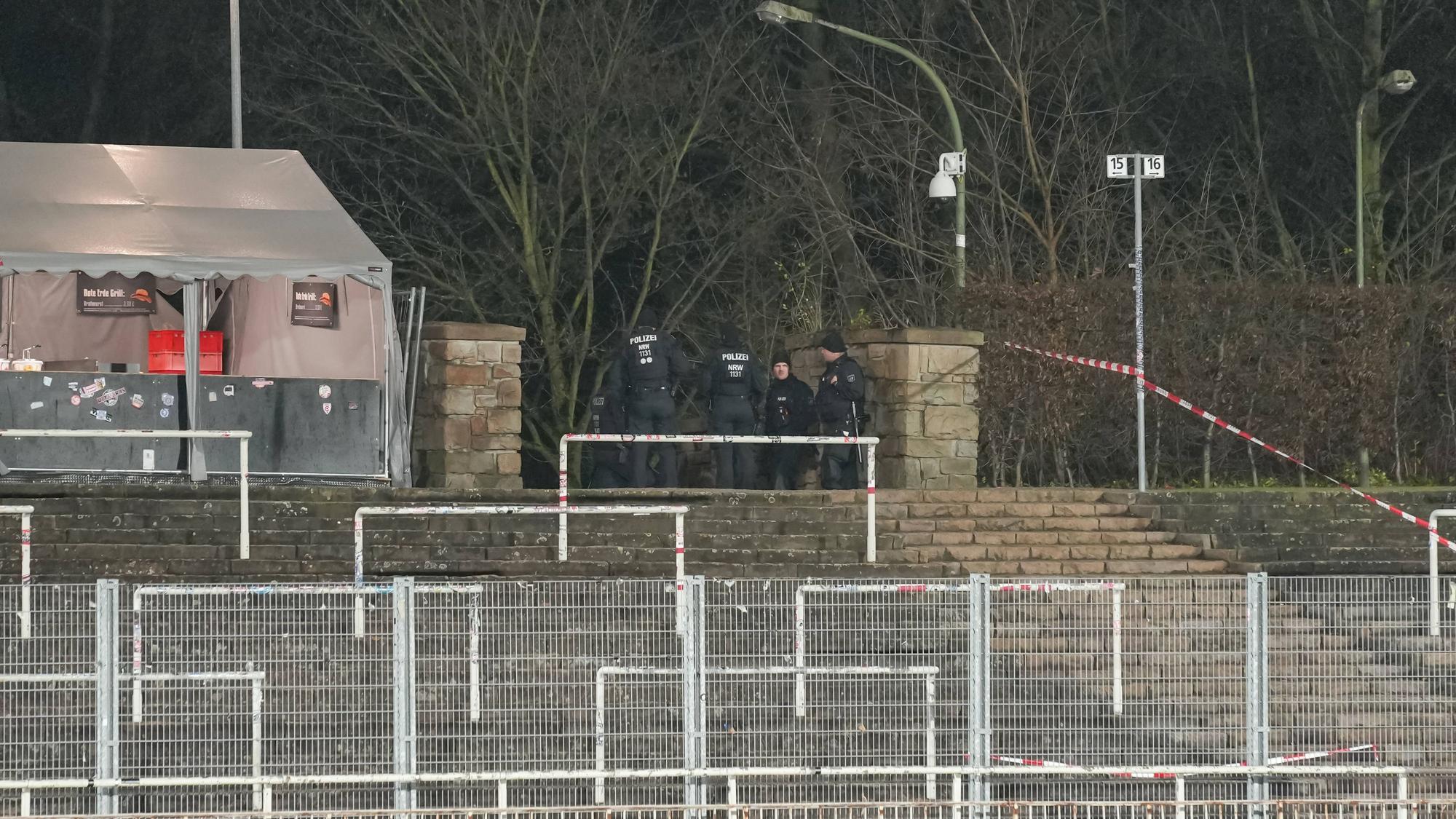 Polizisten stehen am Stadion Rote Erde in Dortmund, wo die Partie zwischen BVB II und Preußen Münster aus Sicherheitsbedenken abgesagt wurde.