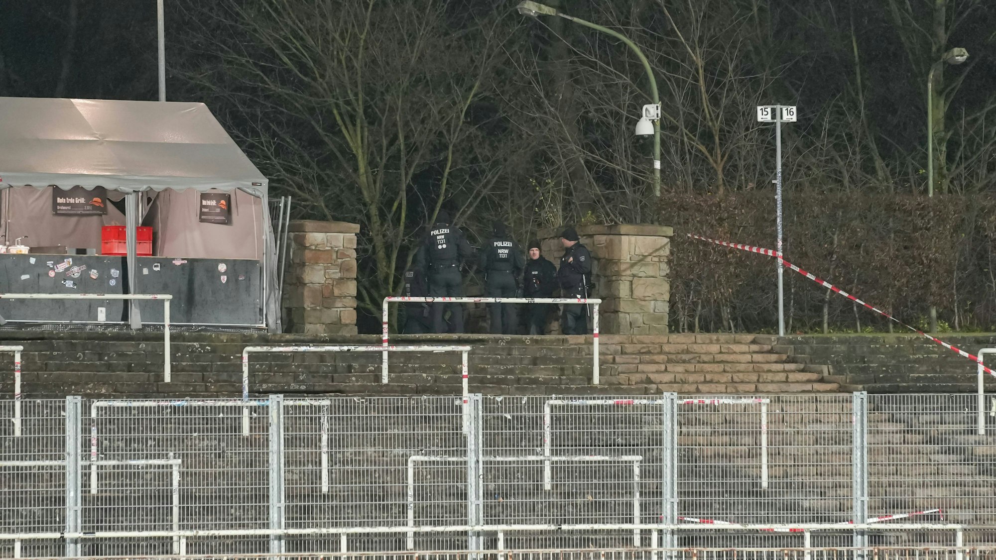Polizisten stehen am Stadion Rote Erde in Dortmund, wo die Partie zwischen BVB II und Preußen Münster aus Sicherheitsbedenken abgesagt wurde.
