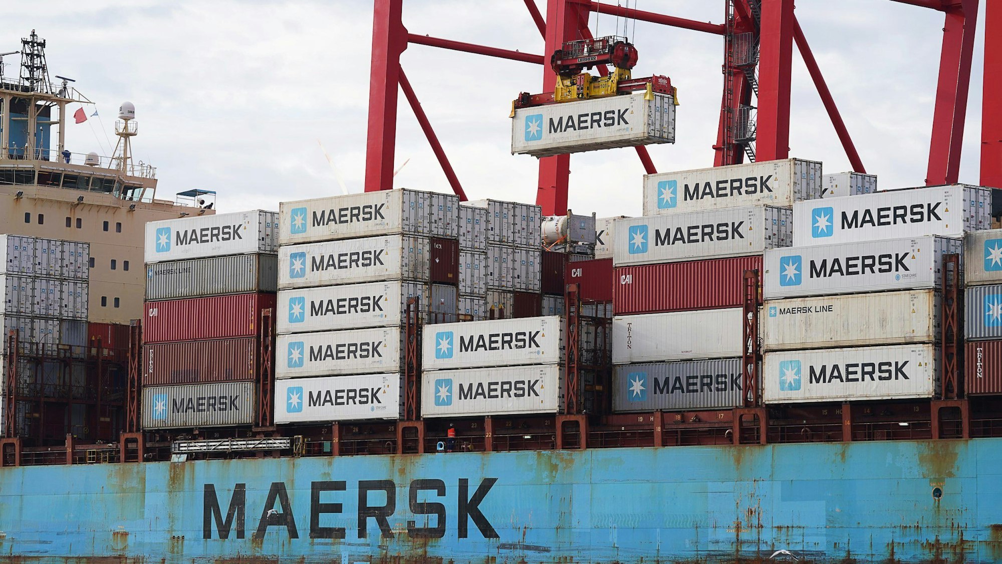 ARCHIV - 30.03.2023, Hamburg: Ein Containerschiff der Reederei Maersk wird am Eurogate Container Terminal abgefertigt. Der dänische Reederei-Riese Maersk lässt seine Schiffe statt durch den Suez-Kanal über Afrika um das Kap der Guten Hoffnung fahren. (zu dpa: «Maersk lässt Schiffe über Afrika statt durch den Suez-Kanal fahren») Foto: Marcus Brandt/dpa +++ dpa-Bildfunk +++