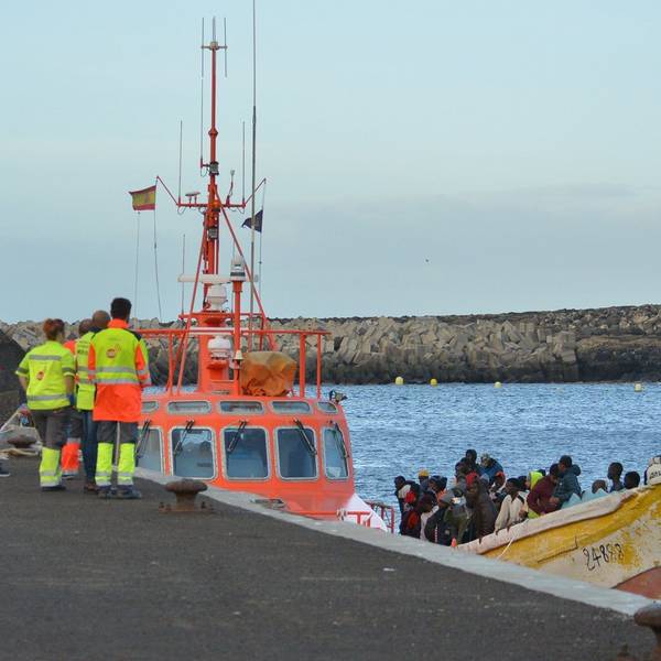 Santa Cruz de Tenerife: Ein Boot mit über 100 Menschen an Bord, darunter Kinder und Frauen wurde vom spanischen Seerettungsdienst in den Hafen von Teneriffa geschleppt. Die EU hat sich auf eine Asylreform geeinigt.