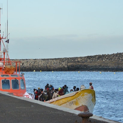 Santa Cruz de Tenerife: Ein Boot mit über 100 Menschen an Bord, darunter Kinder und Frauen wurde vom spanischen Seerettungsdienst in den Hafen von Teneriffa geschleppt. Die EU hat sich auf eine Asylreform geeinigt.