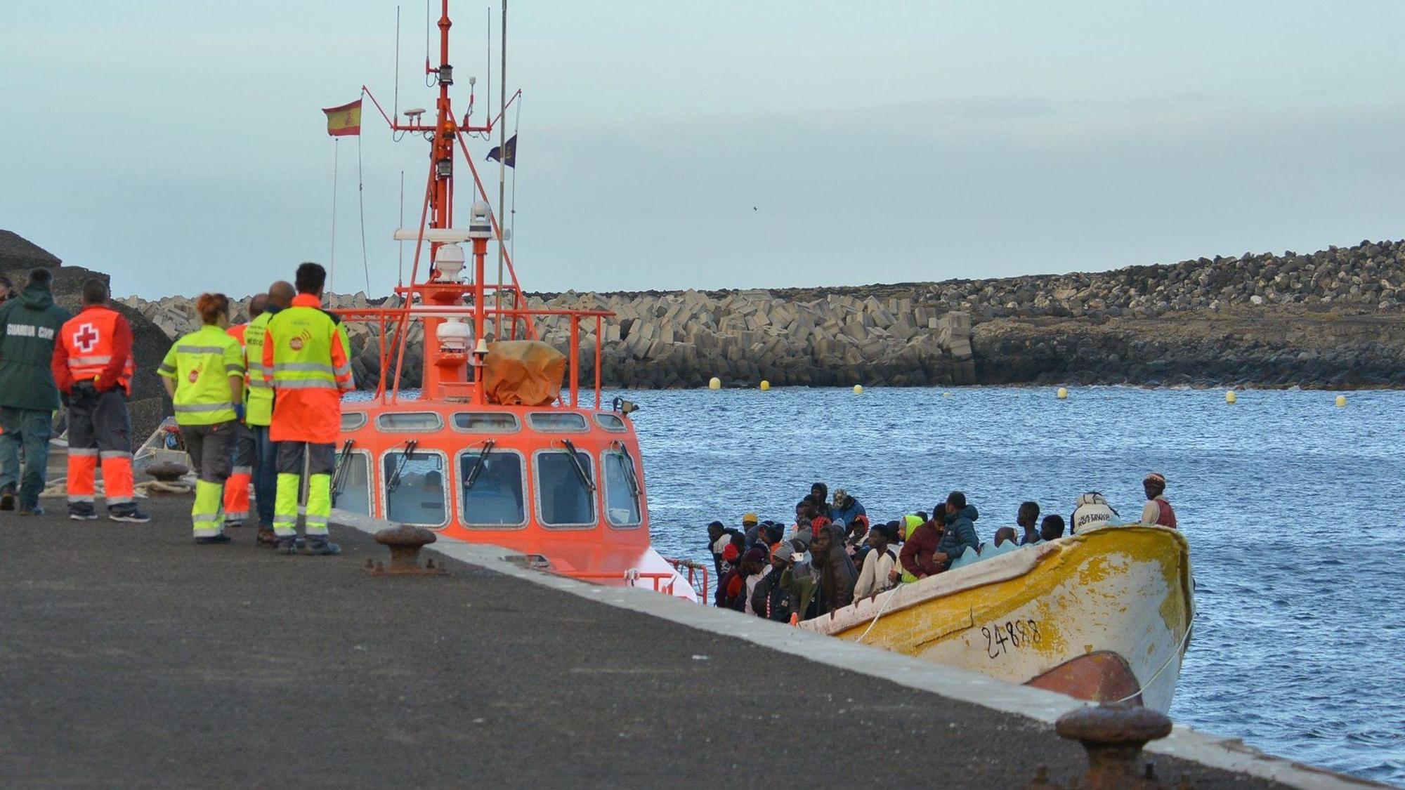 Santa Cruz de Tenerife: Ein Boot mit über 100 Menschen an Bord, darunter Kinder und Frauen wurde vom spanischen Seerettungsdienst in den Hafen von Teneriffa geschleppt. Die EU hat sich auf eine Asylreform geeinigt.