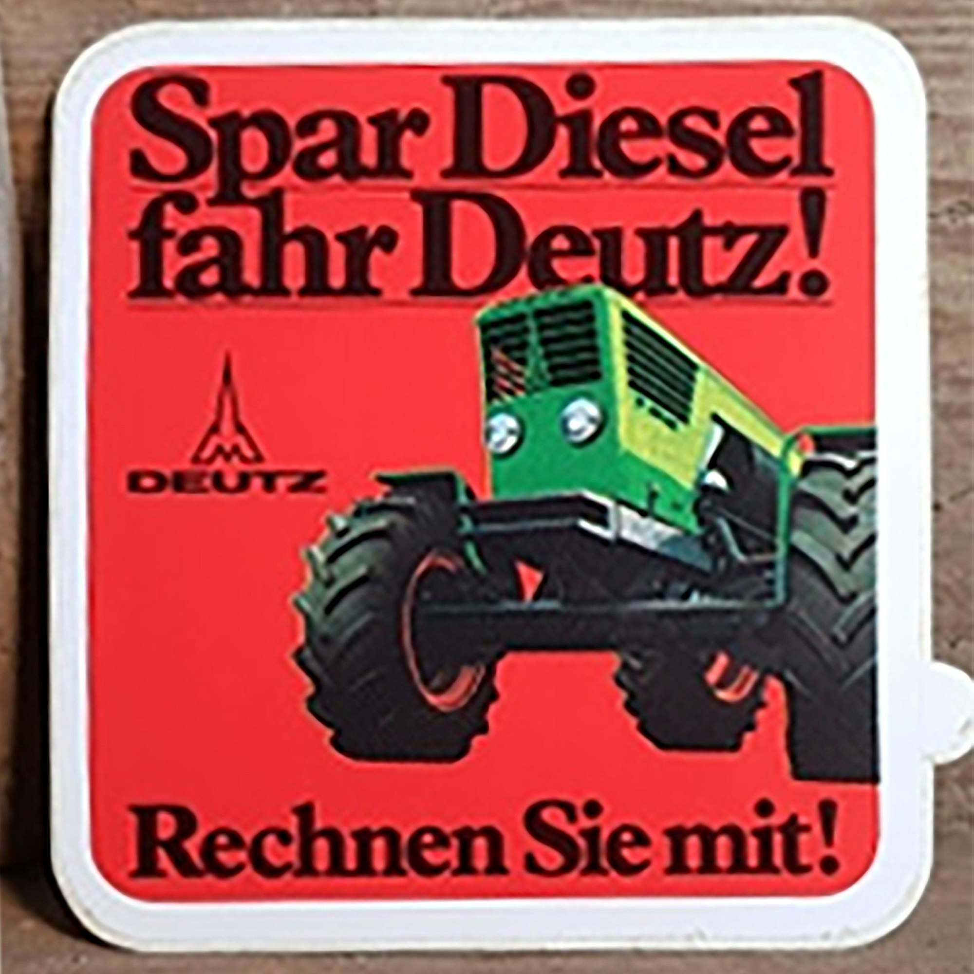 „Spar Diesel, fahr Deutz!“ Die Werbung ist aus den späten 1960er oder frühen 1970er Jahren. Der Deutz unseres Autors verbraucht 1,5 Liter Diesel pro Stunde.