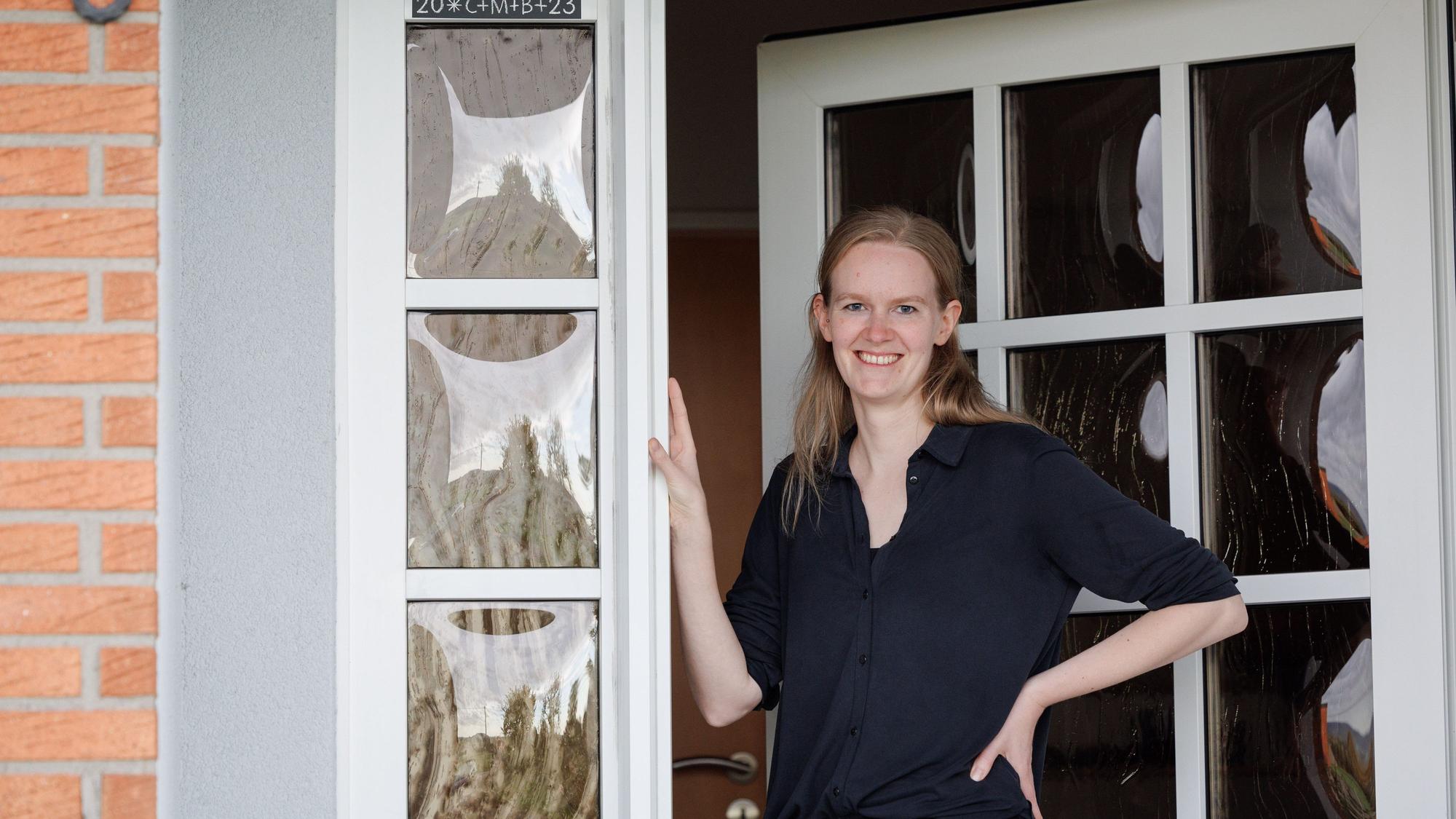 Julia Trienens steht in der Eingangstür ihres Wohnhauses.