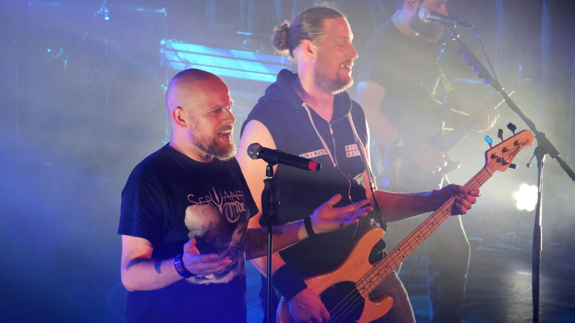 Auf dem Bild sind zwei Musiker zu sehen