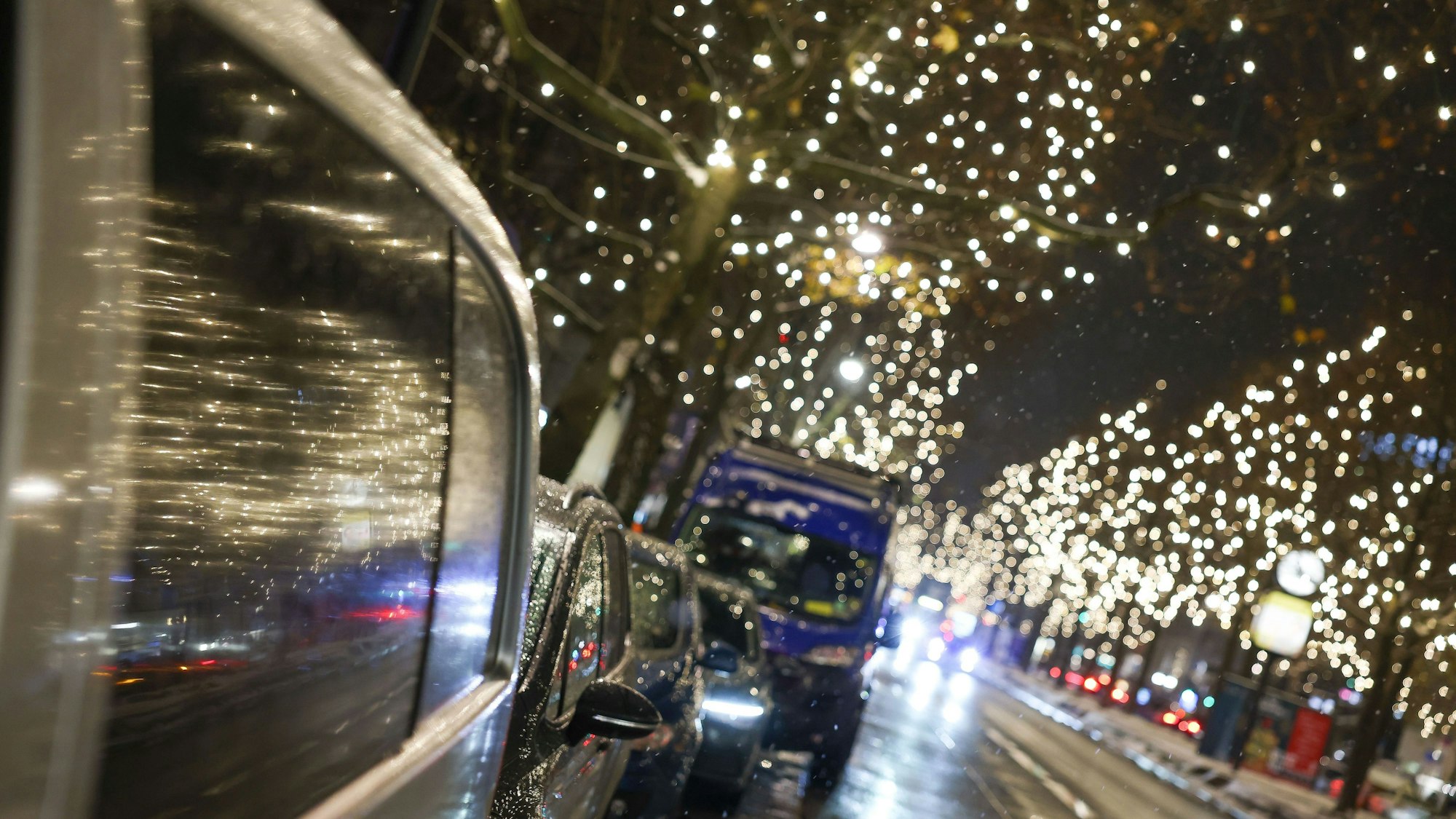 An einer Straße leuchtet die Weihnachtsbeleuchtung.