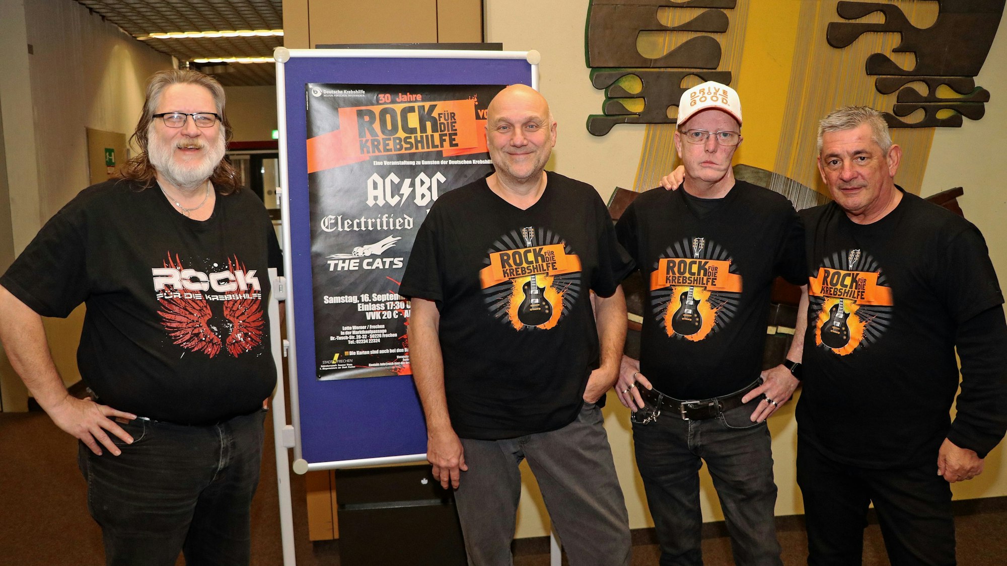 Auf dem Bild sind die Organisatoren des Benefizkonzertes zu sehen