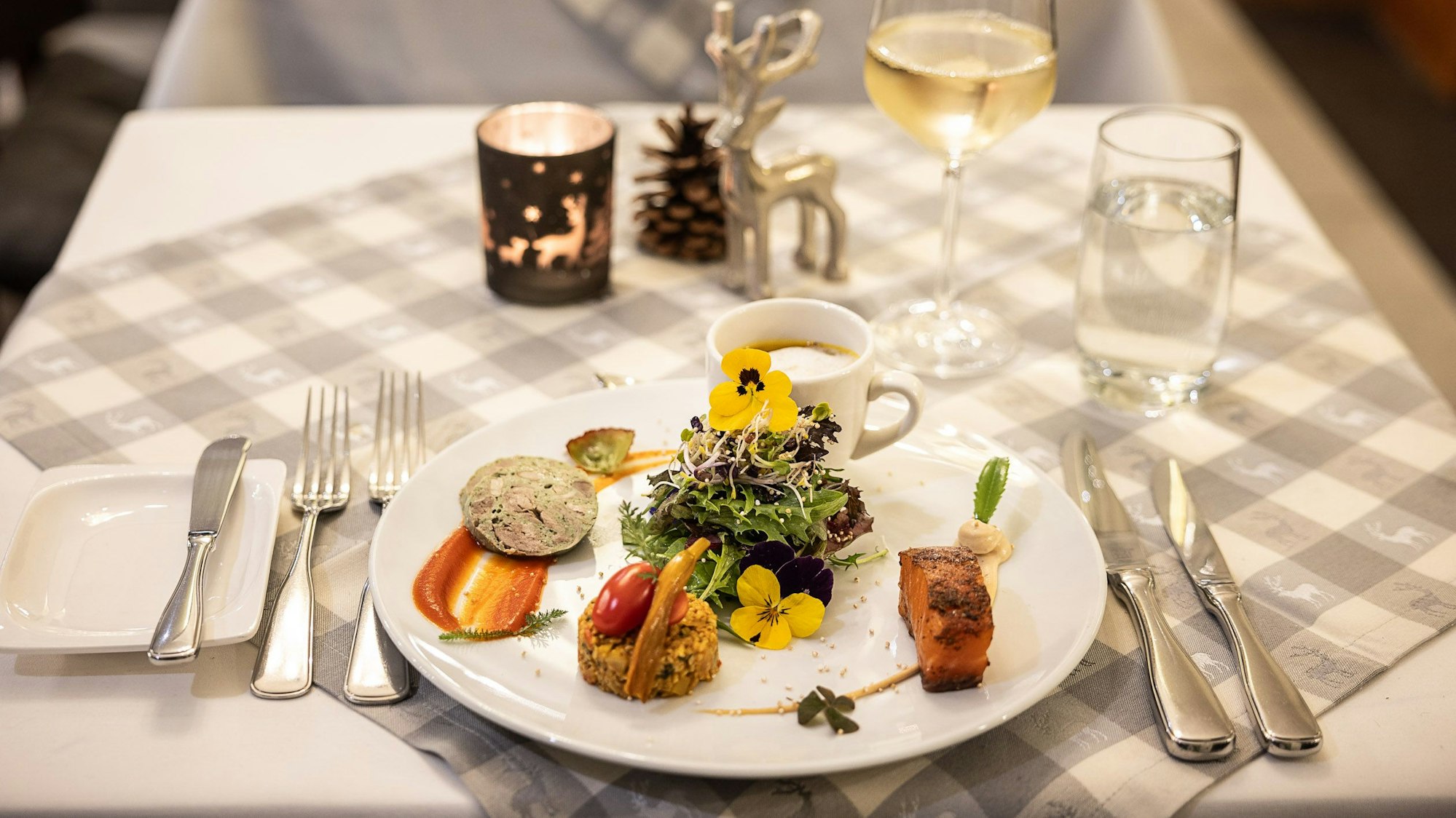 Ein Teller mit verschiedenen Gerichten im Restaurant Der Vierte König.