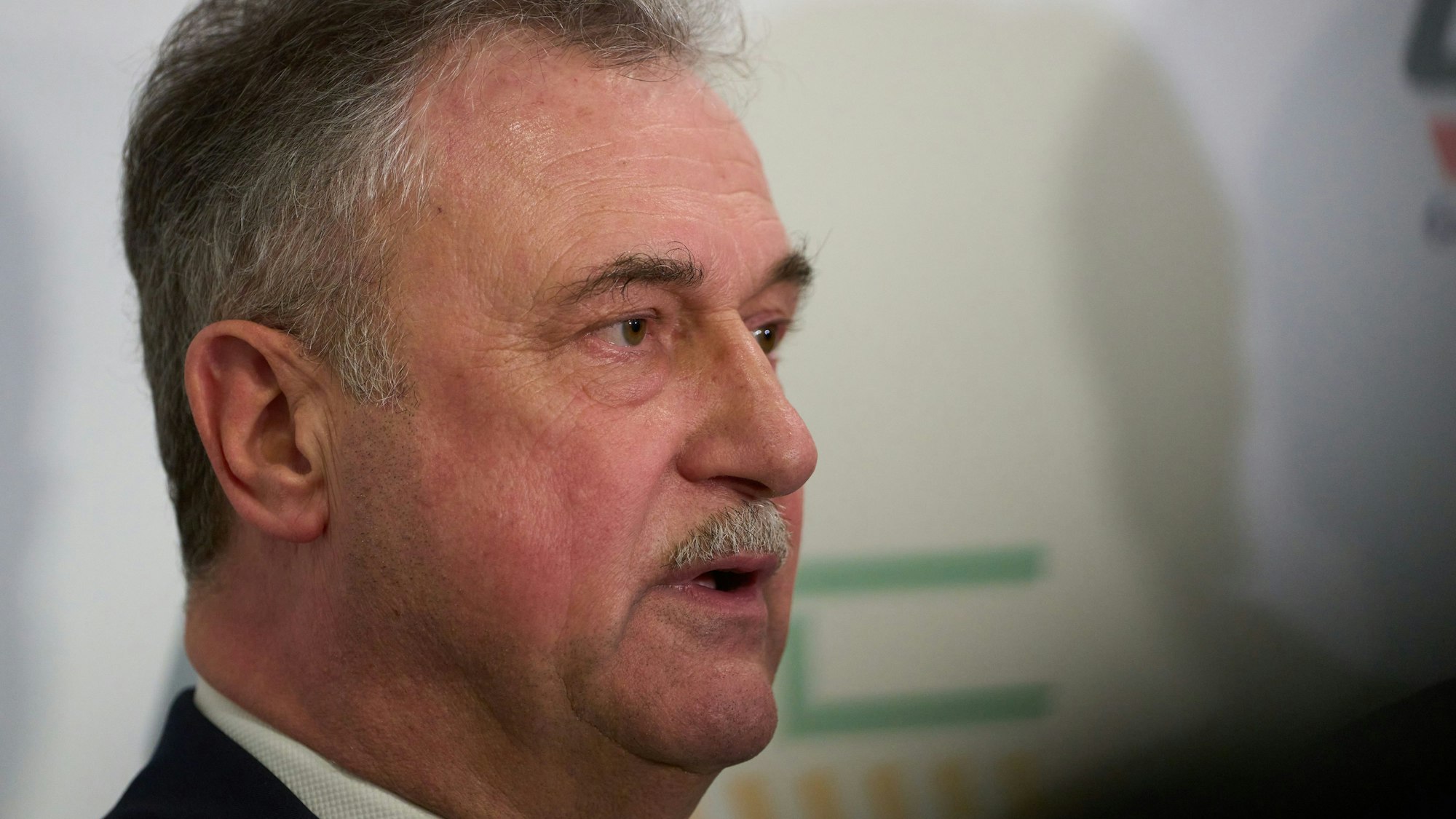 Claus Weselsky, Vorsitzender der Gewerkschaft Deutscher Lokomotivführer (GDL), greift das Bahn-Management an.