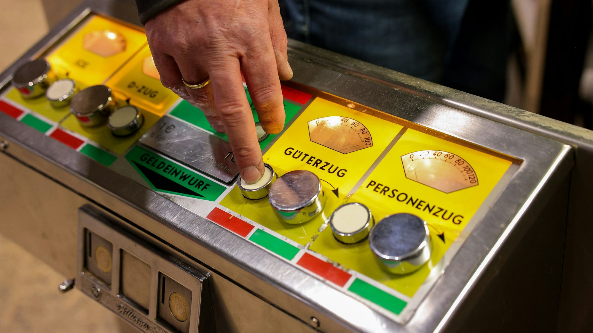 11.12.2023, Köln: Michael Hansen betreut mit viel Liebe und Enthusiasmus die wenigen verbliebenen Modelleisenbahn-Schauanlagen in den Hauptbahnhöfen in NRW.
Im Bild die Anlage im Kölner Hbf.