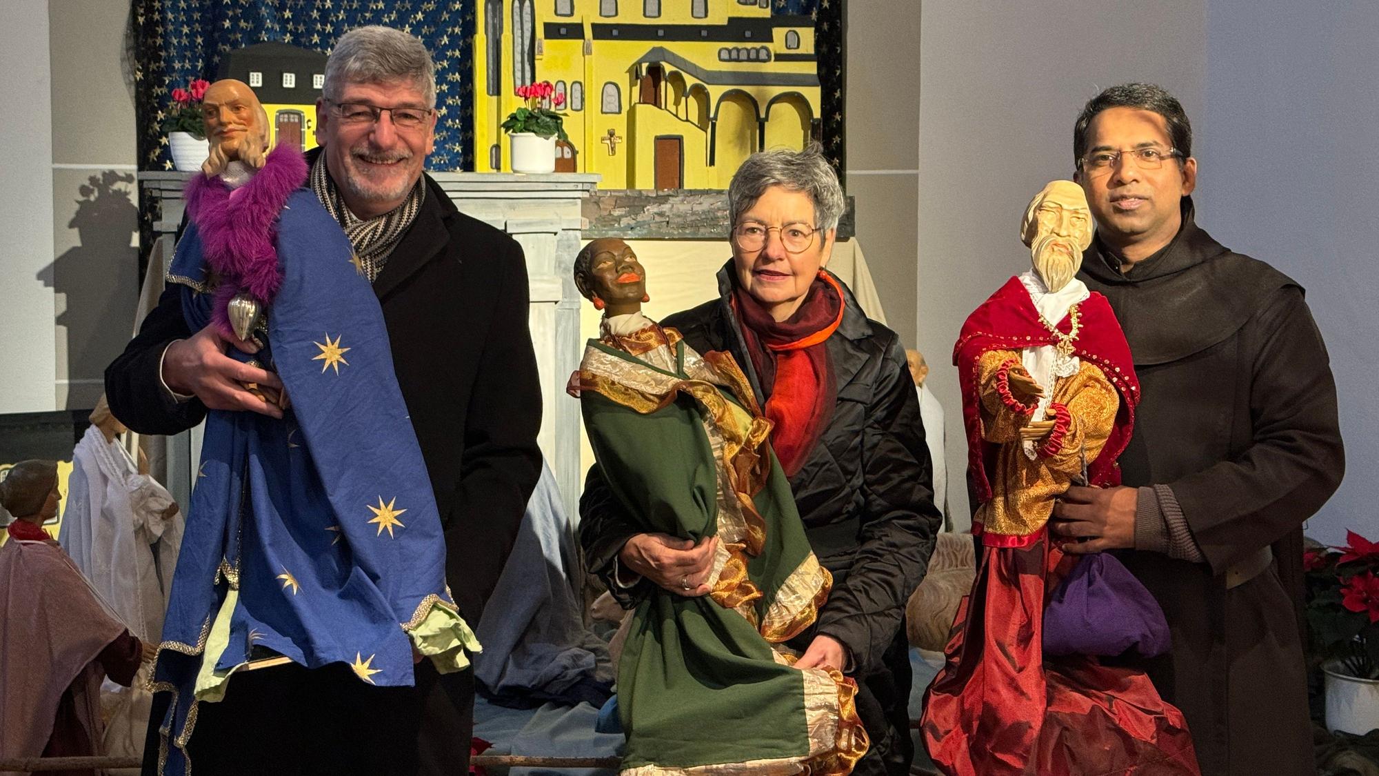 Die Krippenfiguren der Heiligen Drei Könige mit neuen Köpfen.