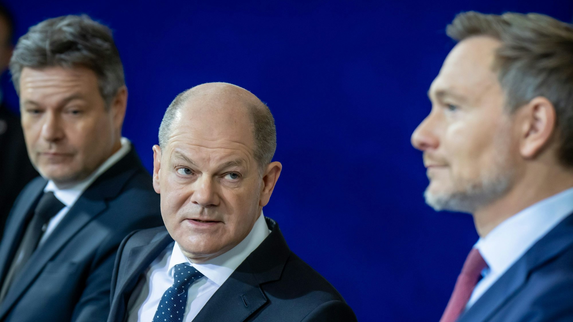 Robert Habeck (lv.l.n.r.), Olaf Scholz und Christian Lindner: Streit um die Schuldenbremse