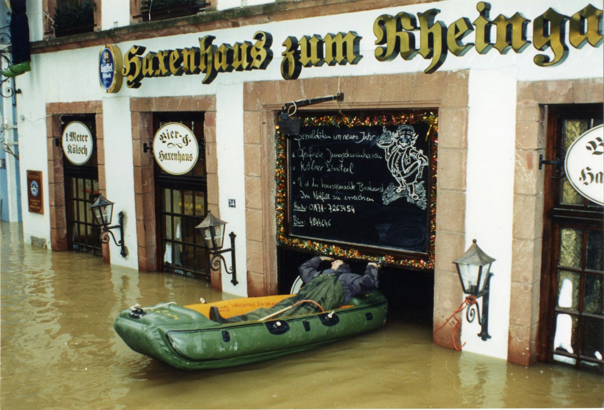 In sein „Haxenhaus“ in der Altstadt konnte Chef Wilhelm J. Wichert nur noch flach liegend auf einem Schlauchboot hineingelangen.