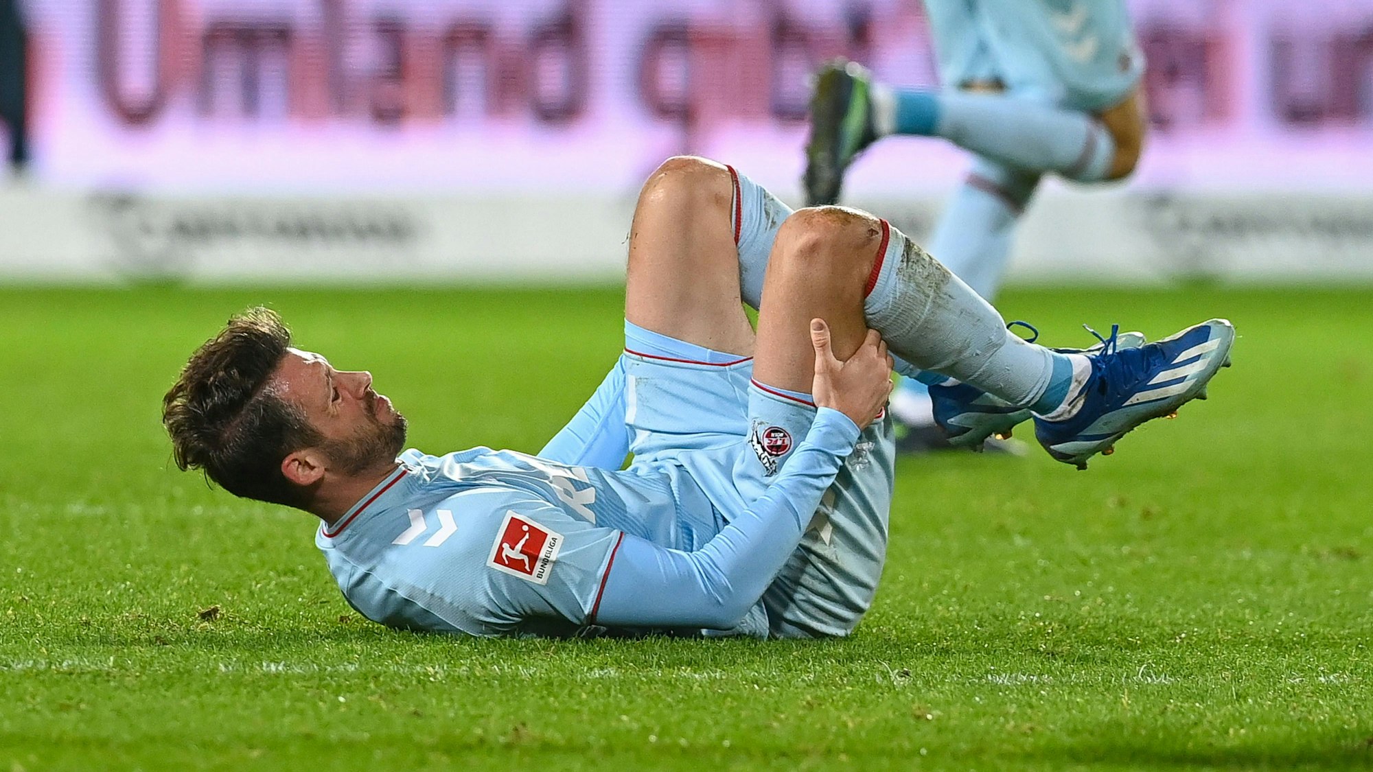 Mark Uth liegt auf dem Rücken