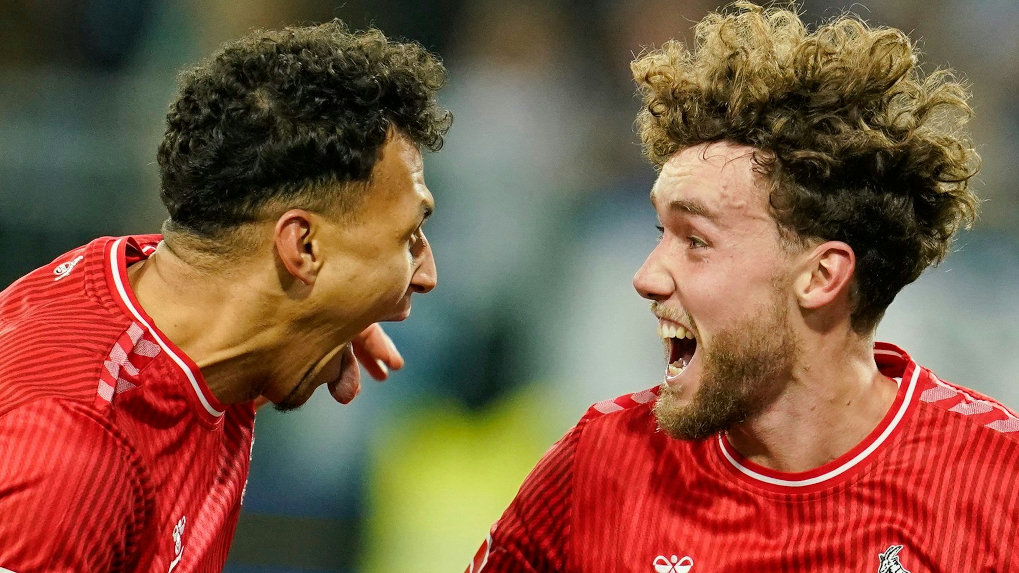 Kölns Davie Selke (l) und Luca Waldschmidt jubeln.