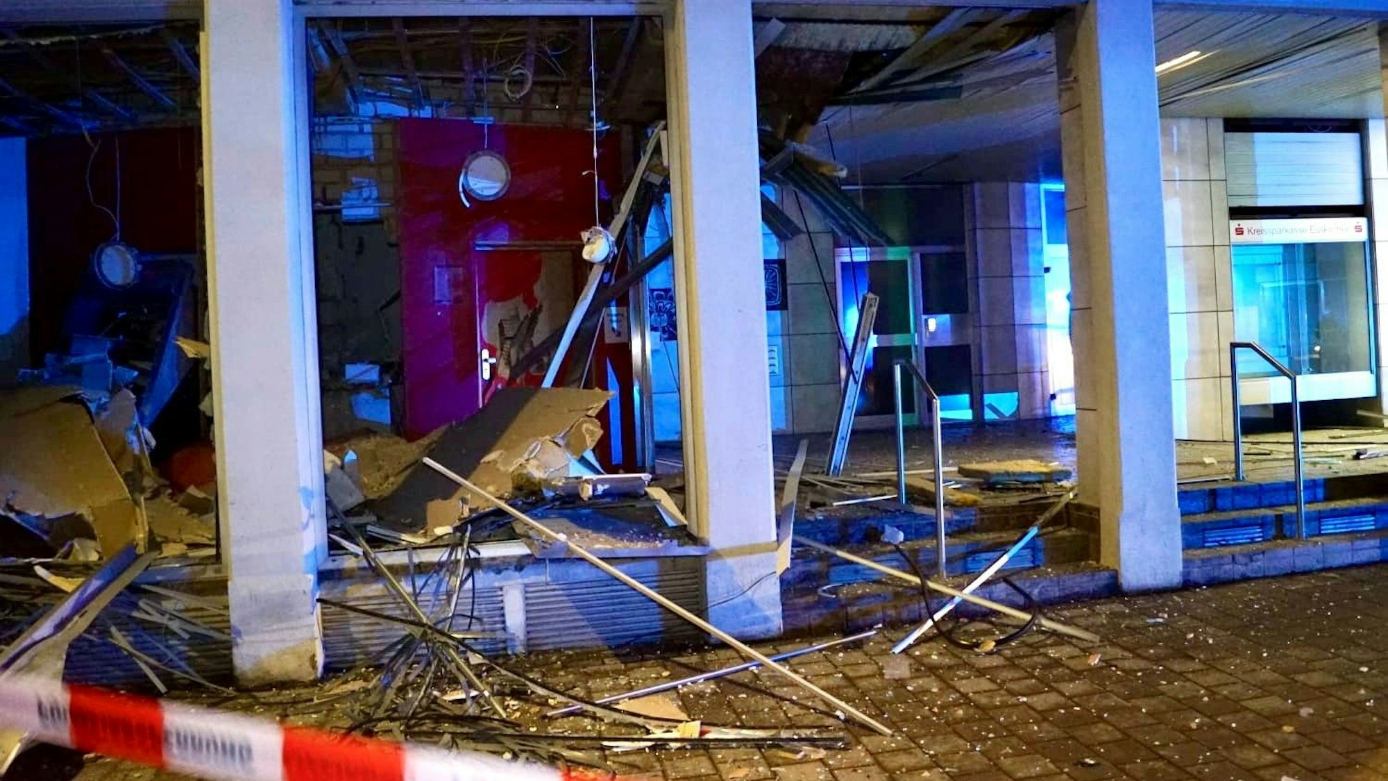 Das Bild zeigt die völlig zerstörte Schalterhalle der KSK in Kuchenheim.