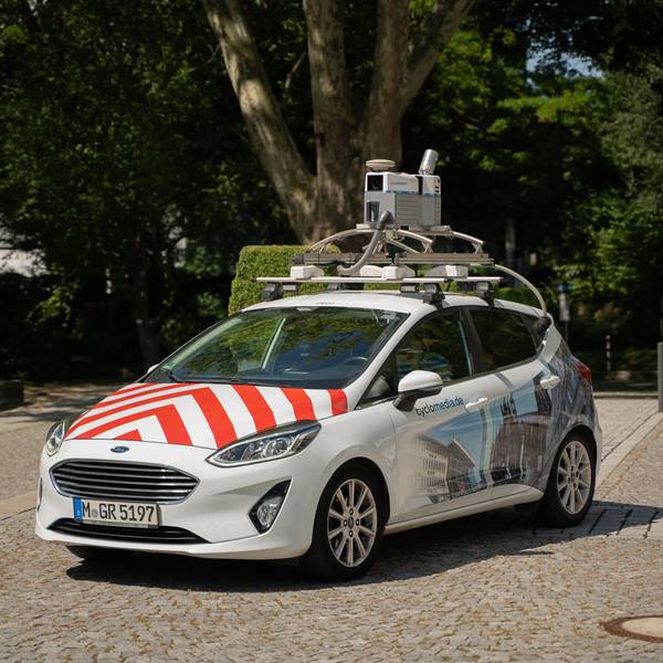 Auto mit einer Kamera auf dem Dach
