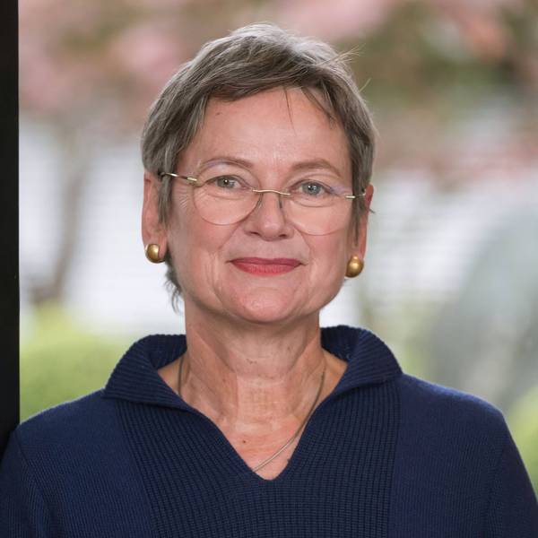 Frauke Gerlach, Direktorin des Grimme-Instituts, schaut in die Kamera. Sie trägt einen blauen Pullover.