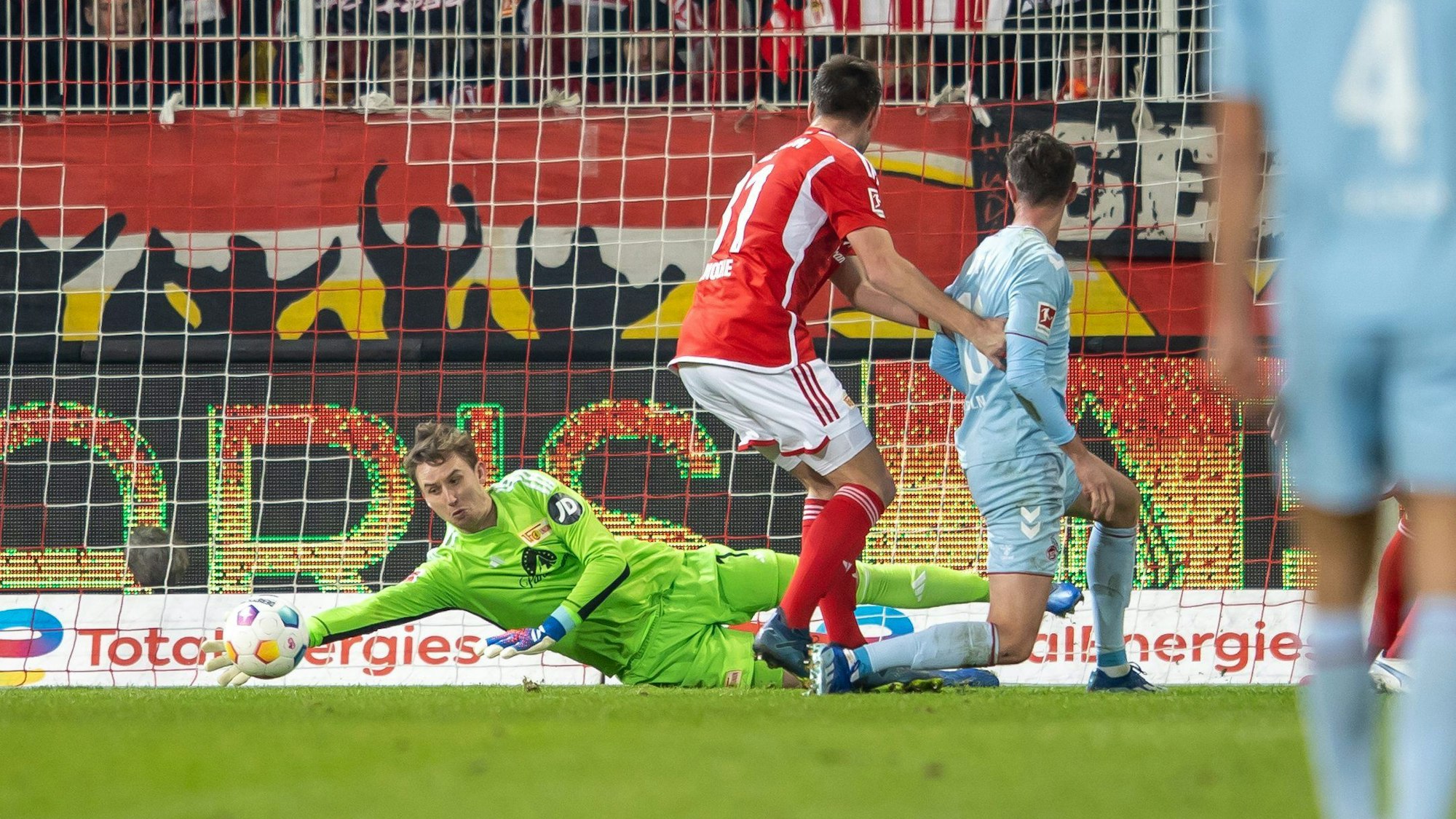 Rönnow pariert den Abschluss von Huseinbasic.