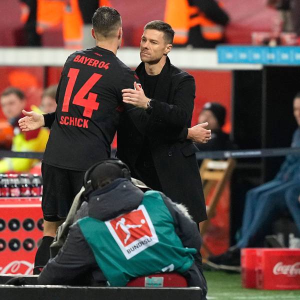 Xabi Alonso bei der Auswechslung von Patrik Schick